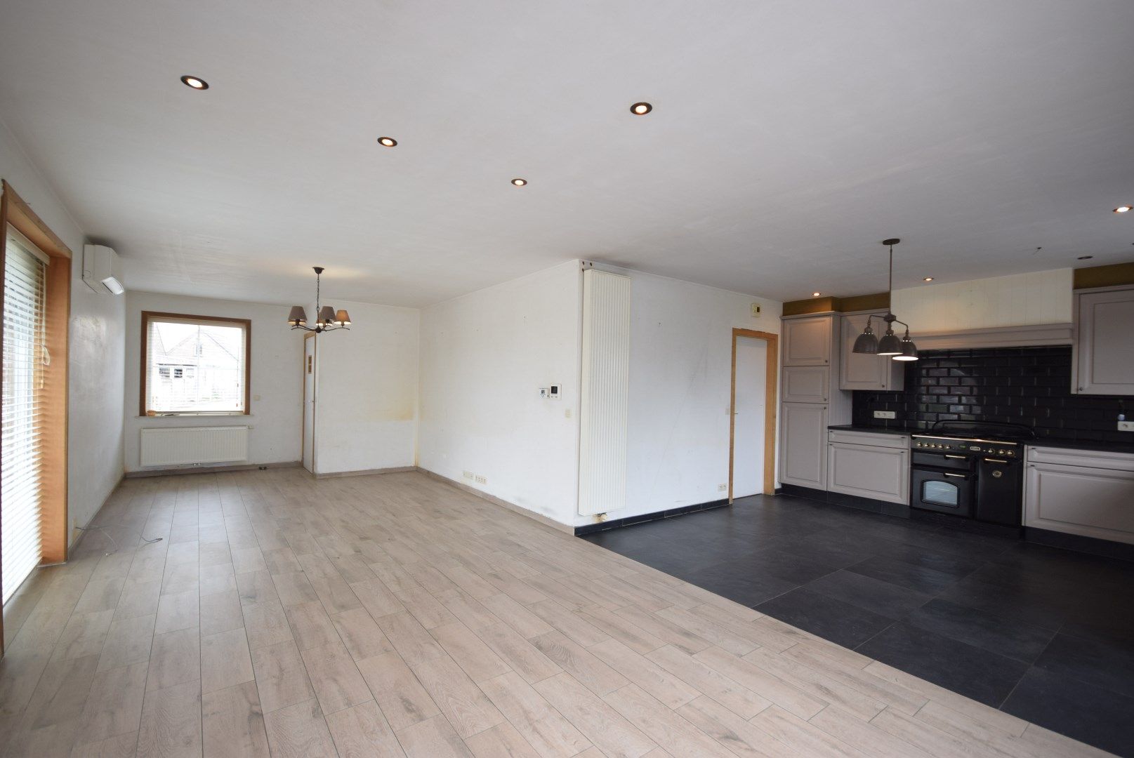 Halfopen bebouwing in landelijke stijl met ruime garage en tuin met groot terras foto 3