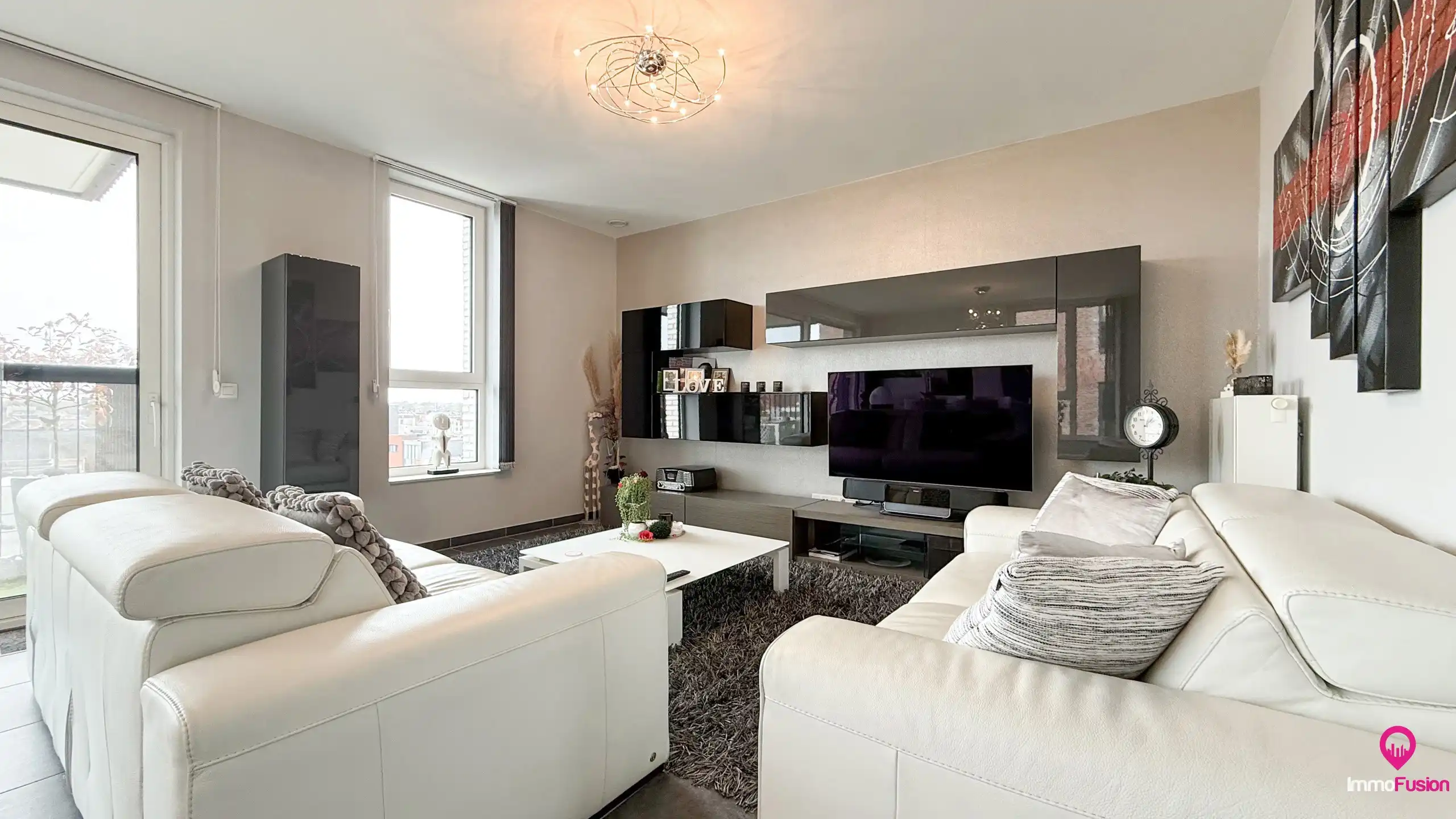 Modern appartement , bemeubeld met vrij uitzicht en parkeerplaats! foto {{pictureIndex}}