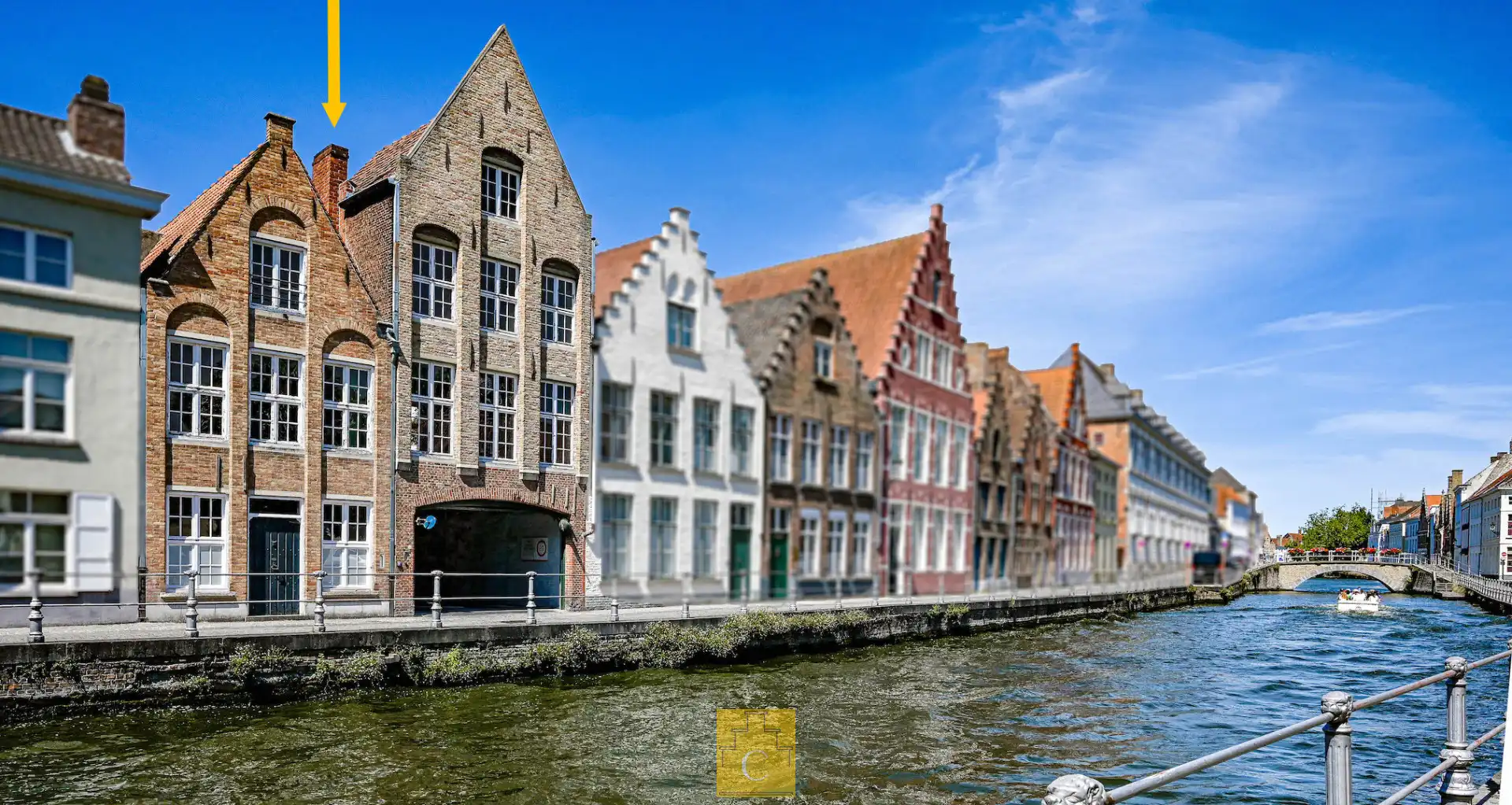 Hoofdfoto van de publicatie: ruim breedhuis met 2 puntgevels aan de Brugse Reien met vergunning voor totaalrenovatie en twee private parkeerplaatsen