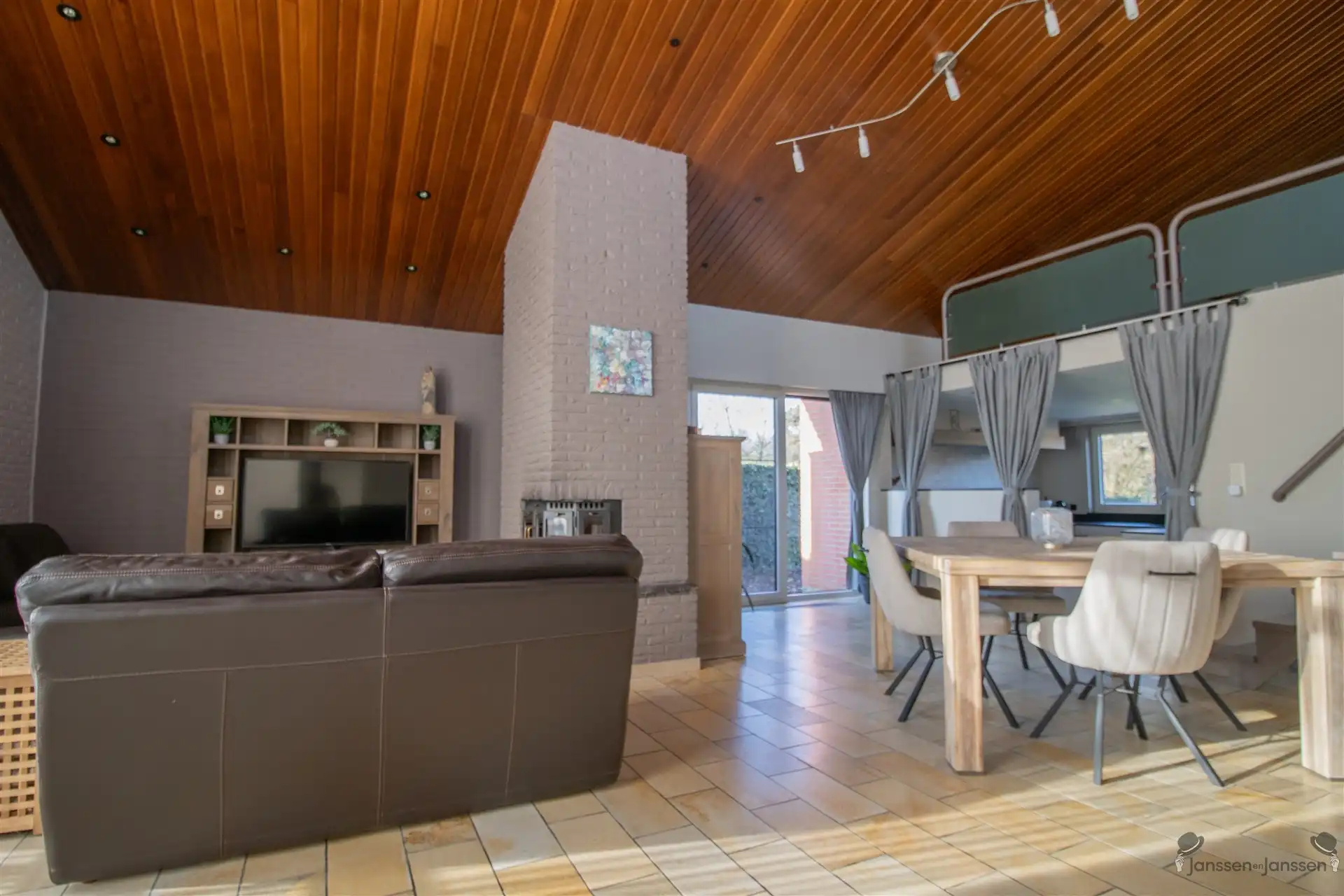 Rustig gelegen gerenoveerde (2022) gelijkvloerse woning met 4 slaapkamers op 970 m². foto 4