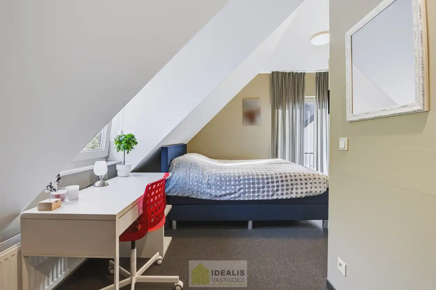 IDEALIS VASTGOED – EEN HUIS OM VERLIEFD OP TE WORDEN! DEZE PRACHTIGE INSTAPKLARE (LEVENSBESTENDIGE) VILLA MET EEN HEERLIJKE LICHTRIJKE LEEFRUIMTE VOORZIEN VAN EEN OPEN KEUKEN, 5 SLAAPKAMERS, 2 BADKAMERS, EEN PERFECT AANGELEGDE TUIN IN ALLE PRIVACY, UITGERUST MET EEN GOED VOORZIENE BUITENKEUKEN EN BIJGEBOUWEN INGERICHT VOOR WELLNESS (HOT TUB) EN BERGRUIMTE! EEN MUST VISIT VOOR ZIJ OP ZOEK NAAR MOOIE HUIZEN! foto 36