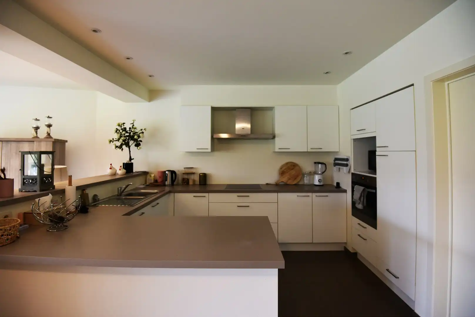 Gelijkvloers appartement met 2 slaapkamers, terras en tuin. foto 3