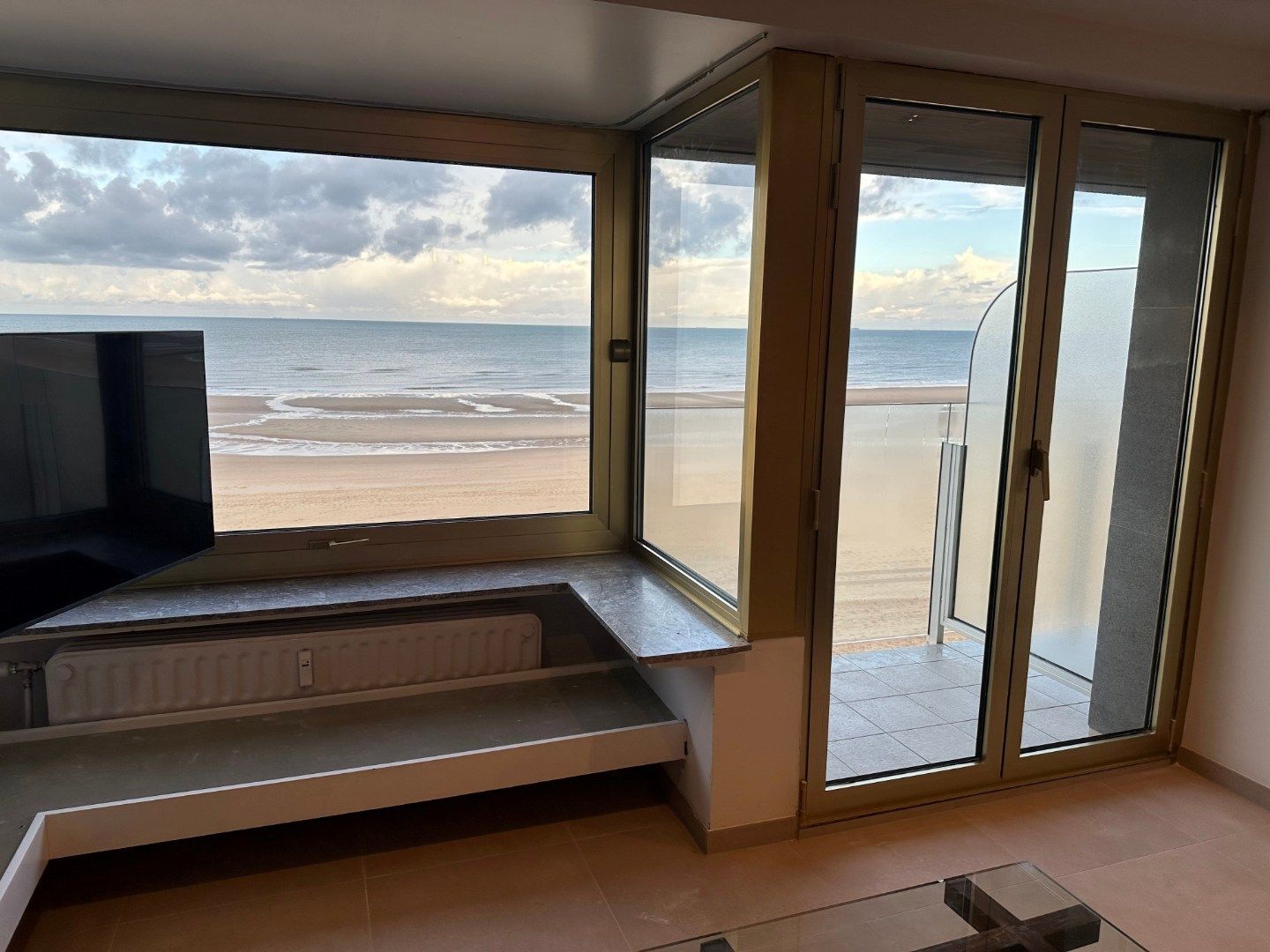 Exclusief luxe   3 slpk.  appartement met frontaal zeezicht en centraal op Zeedijk .    3  terrassen !  Direct aan het strand op topligging! foto 19