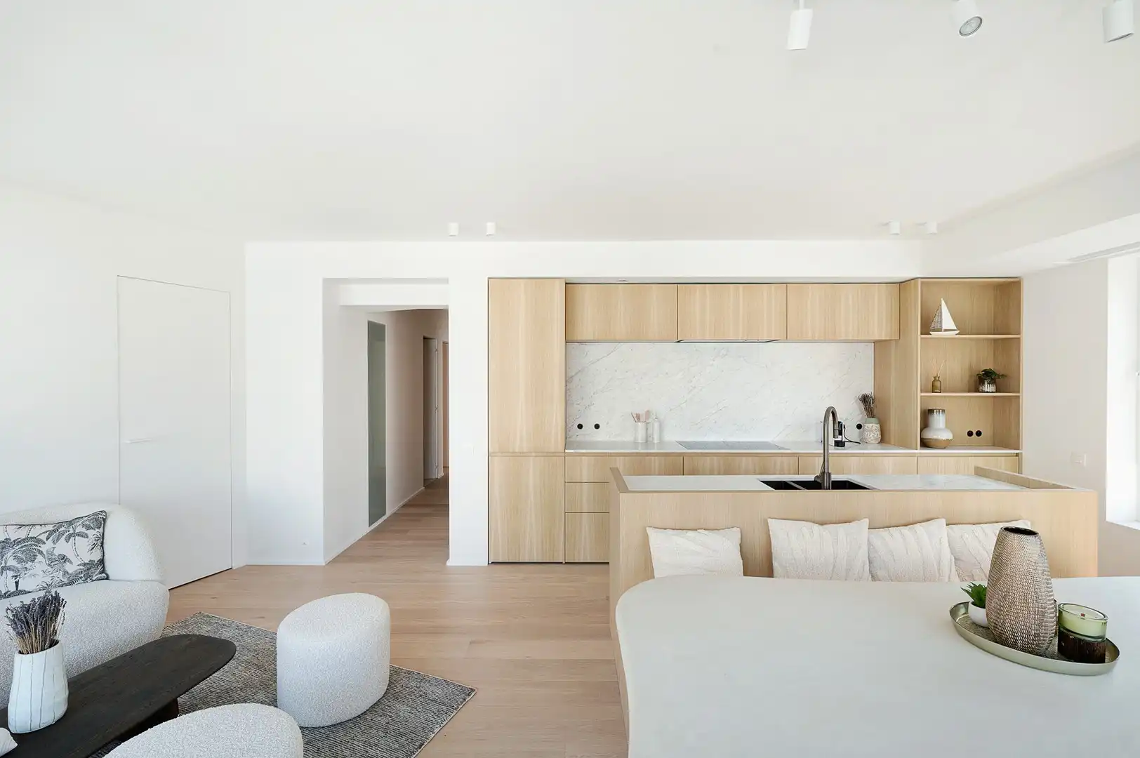 Lichtrijk 3-slaapkamer appartement centraal gelegen. foto 4