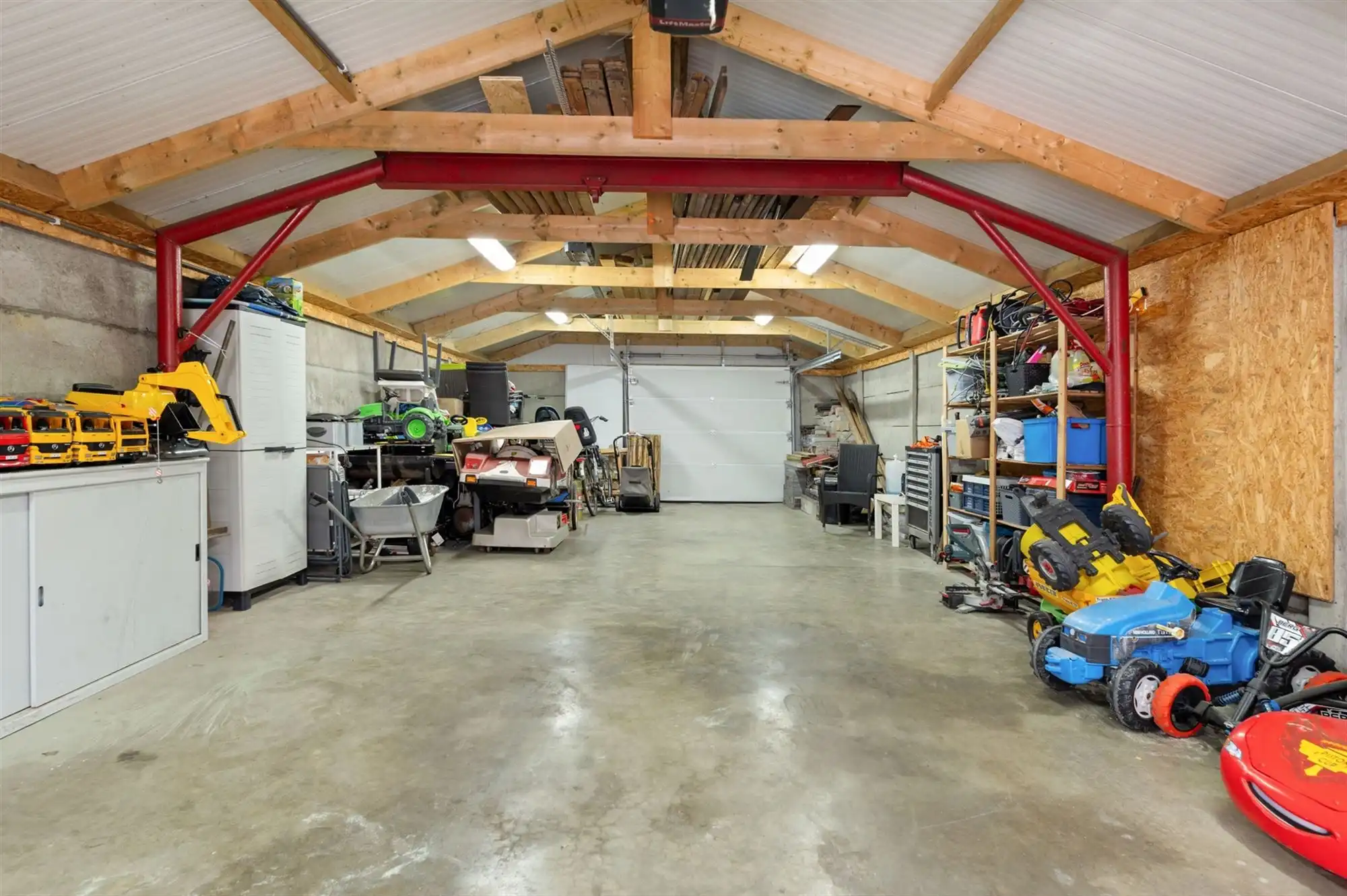 INSTAPKLARE GELIJKVLOERSE WONING MET RUIME GARAGE OP 2191M2 foto 24