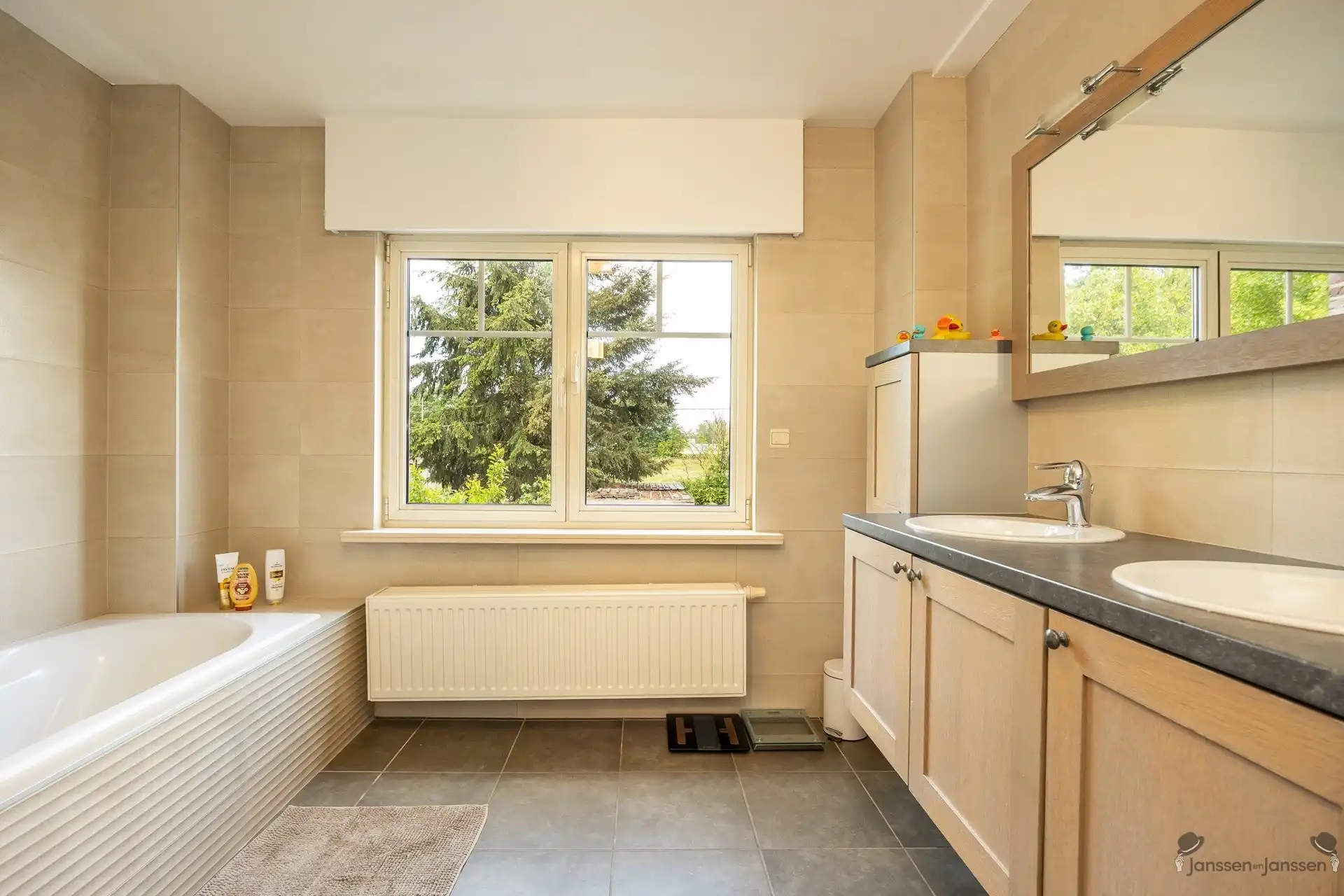 Ruime HOB met 5 slaapkamers en tuin foto 17