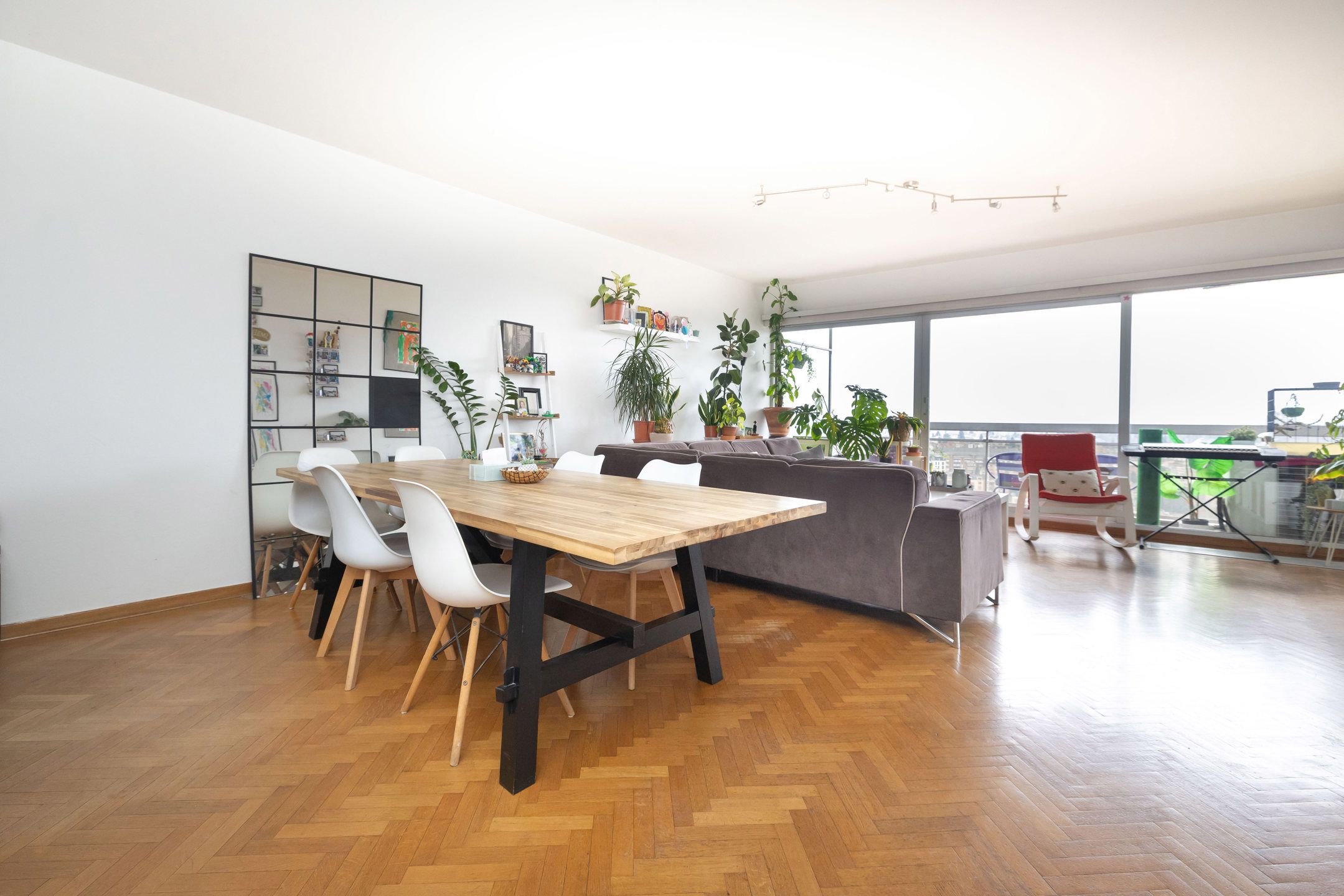 Ruim appartement van ± 100m² met 2 slaapkamers foto {{pictureIndex}}