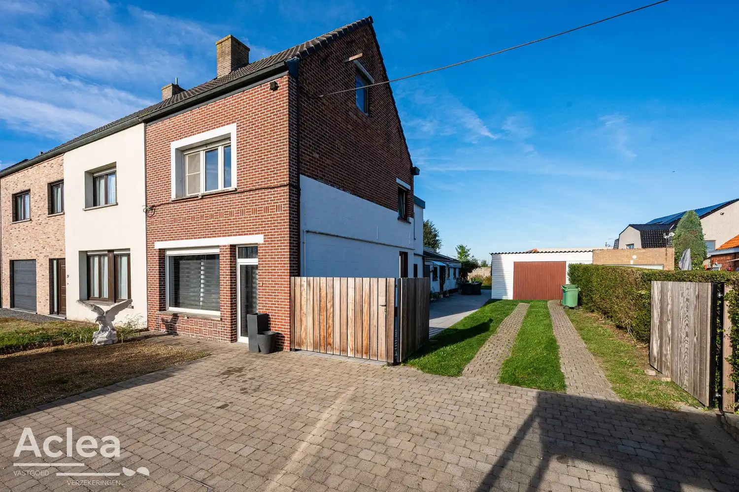 Halfopen woning met 3 slaapkamers, garage en leuke tuin in Sleidinge foto {{pictureIndex}}