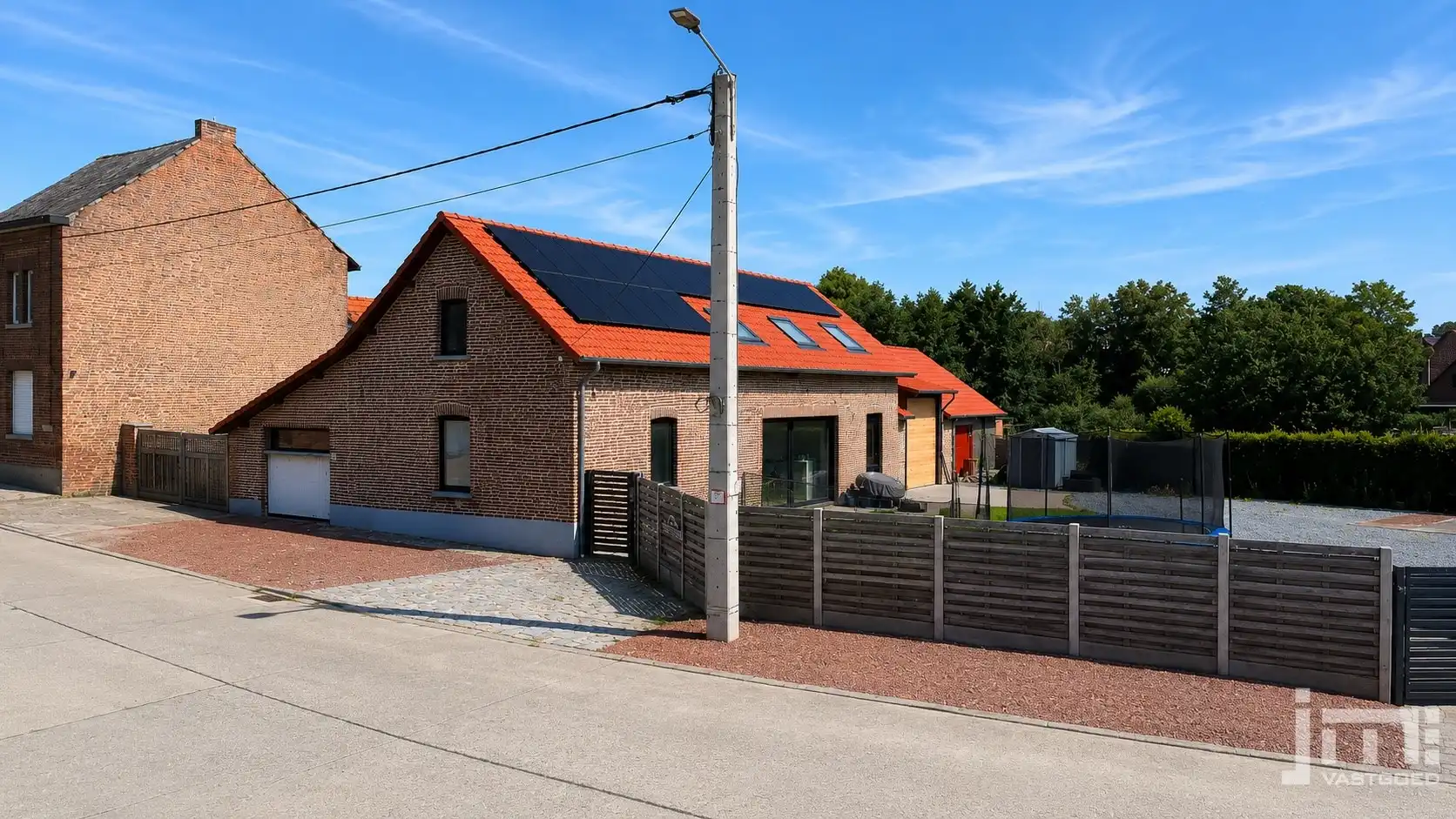 Hoofdfoto van de publicatie: Verrassend ruime gezinswoning op 2.140 m² met 2 garages en tal van mogelijkheden