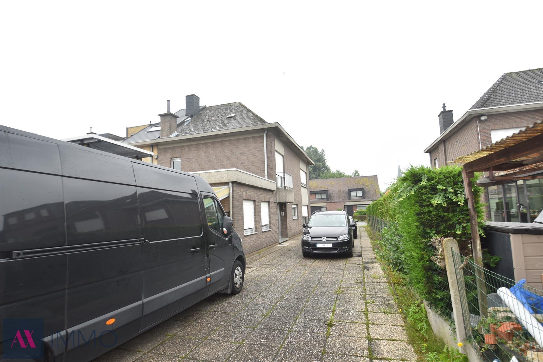 Centr. en rustig gel.woning met 3 slpk., gar., tuin en oprit op 4 are 80 ca foto 2