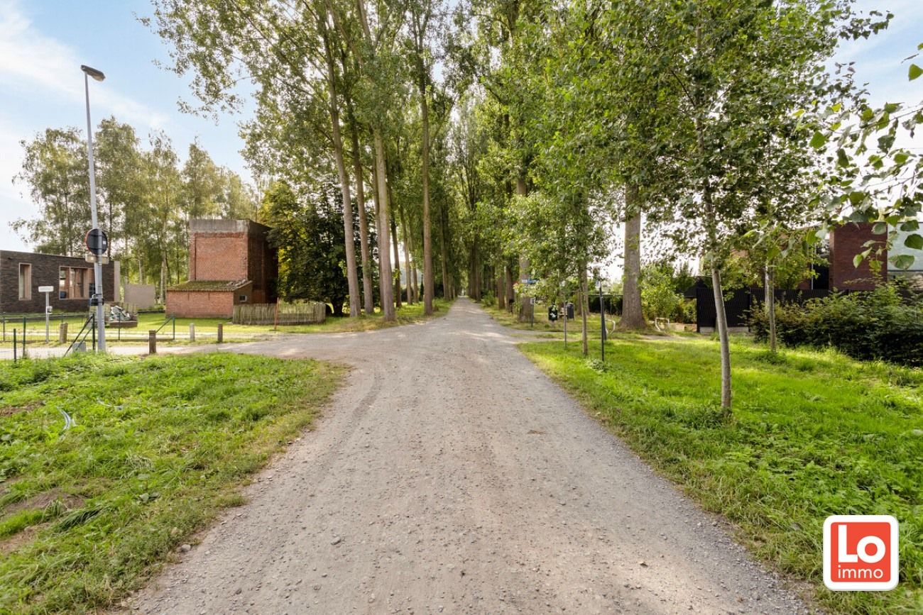 Schitterend gelegen moderne villa met praktijkruimte op een TOP ligging in de rust van de ‘Kasteeldreef’ en toch pal in centrum van Lochristi. foto 53