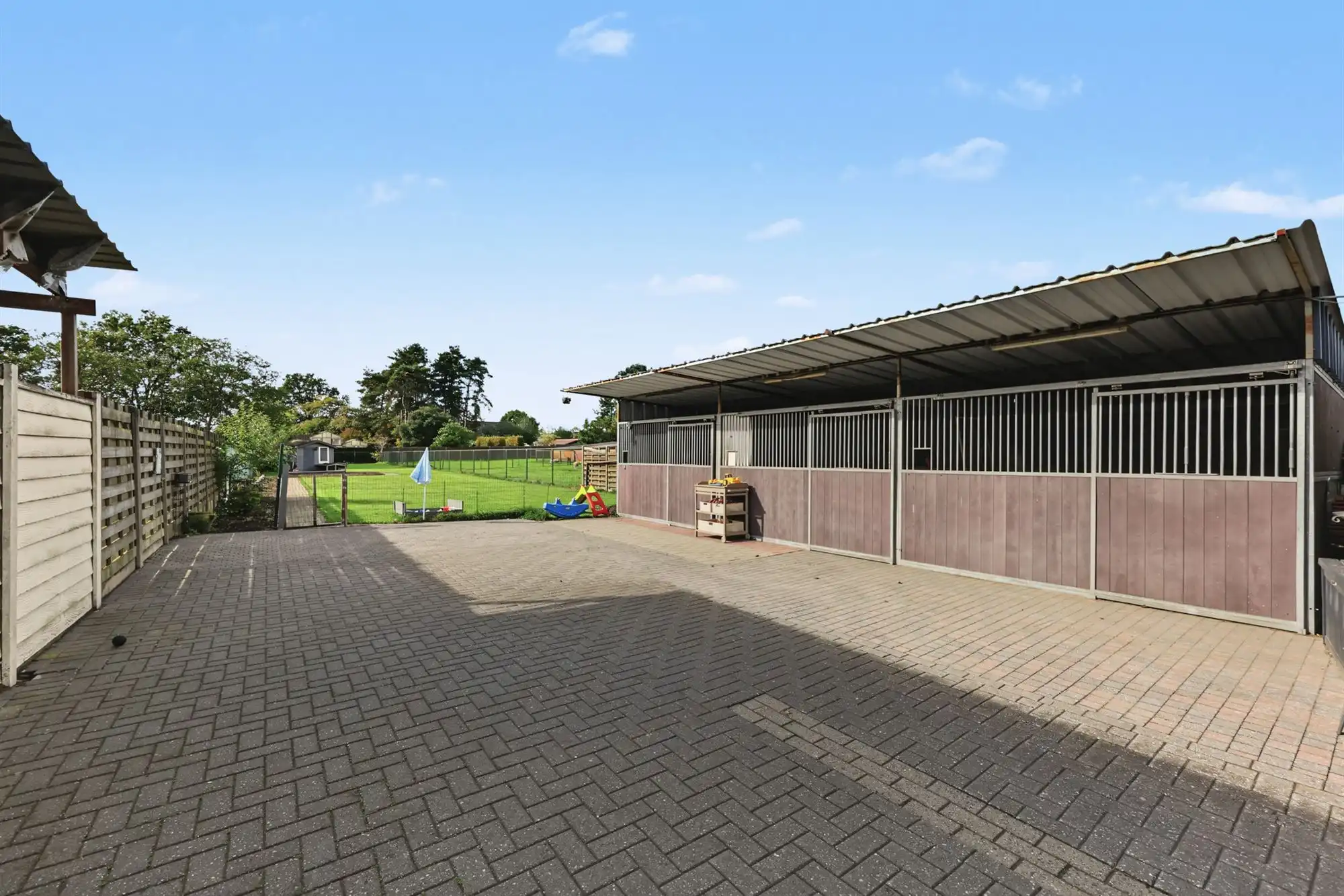 Instapklare woning op ruim perceel met paardenstallen foto 23