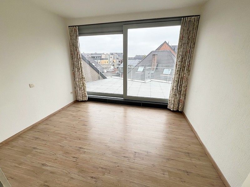 Ruim en luxueus appartement met 2,5 slaapkamers, 3 terrassen en 2 parkings in hartje Diepenbeek! foto 17