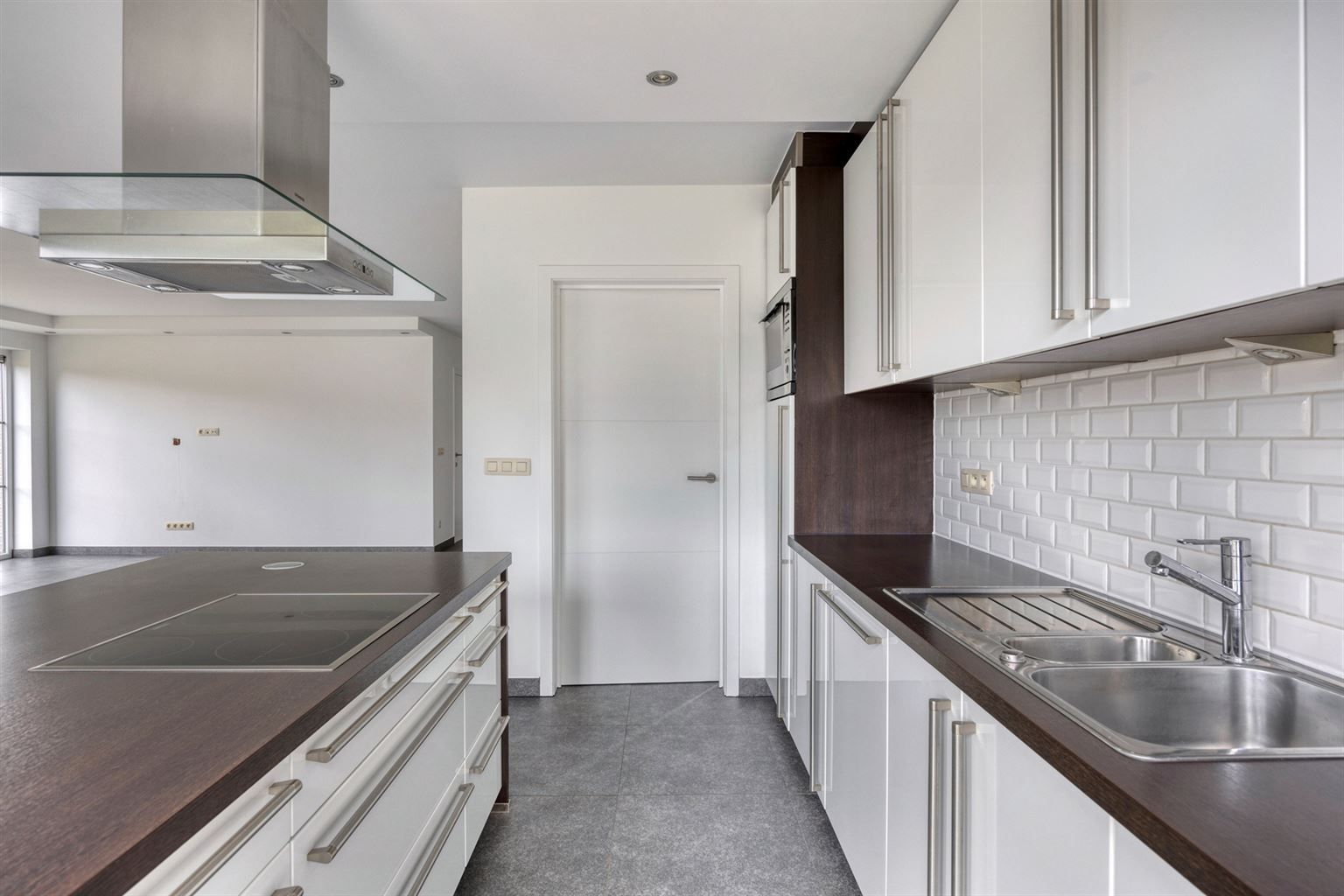 Instapklaar gelijkvloers appartement met 2 slaapkamers, ruime tuin en 3 staanplaatsen op een rustige toplocatie in Opitter.  foto 8