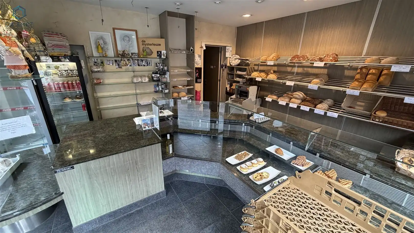 OPBRENGSTEIGENDOM MET HANDELSPAND EN APPARTEMENT  foto 2