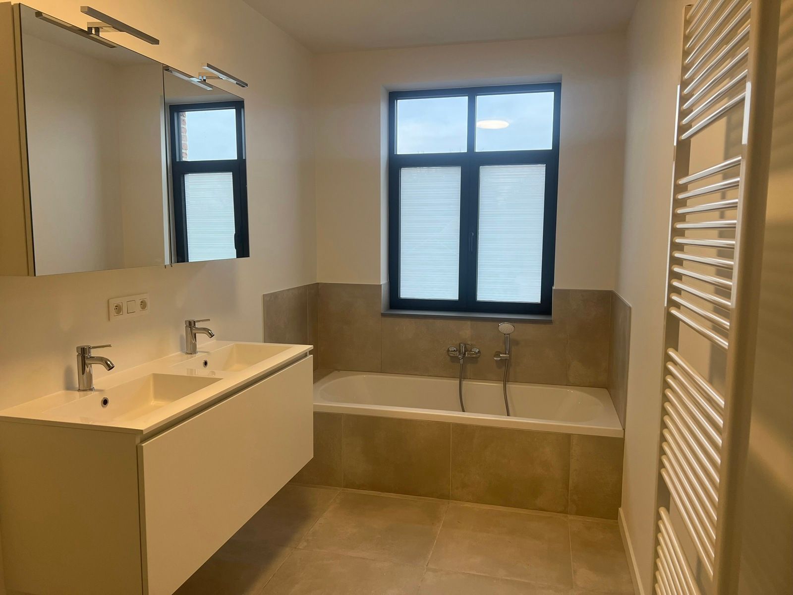 Instapklare nieuwbouwwoning met tuin en carport foto 9