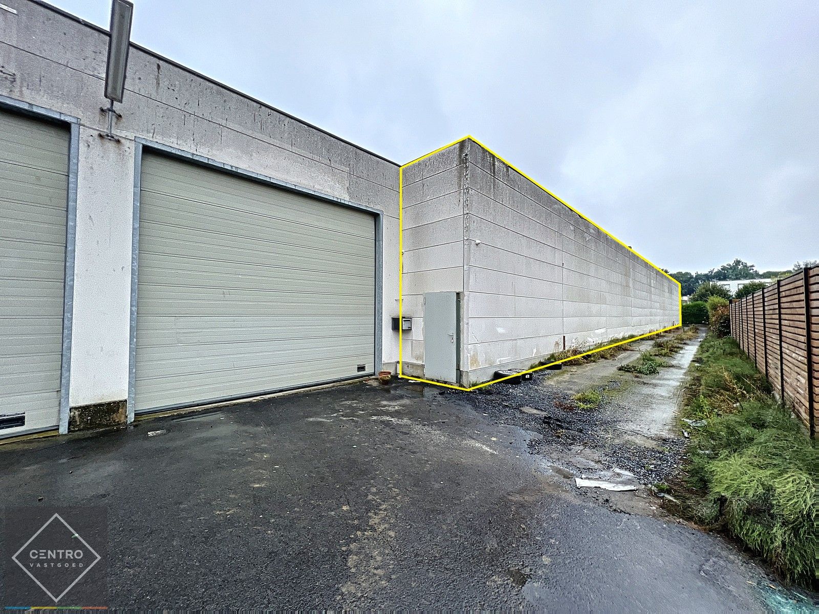 Geïsoleerd MAGAZIJN te huur (875m2) met 4 sectionaalpoorten gunstig gelegen in bedrijvenzone Hoge Barrière te Roeselare! foto 9