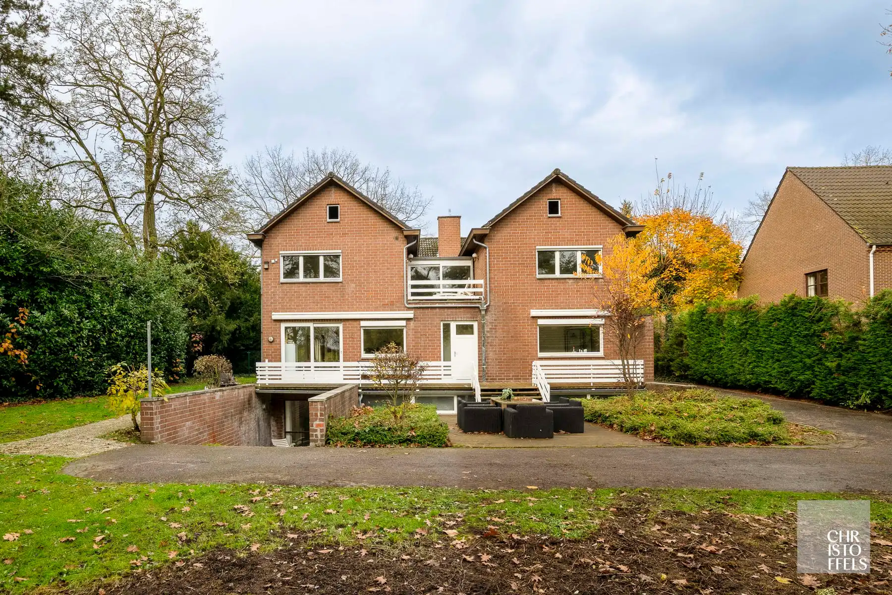 Opbrengsteigendom, bijzonder groot woonhuis van 761m² met 10 slaapkamers, mooi en rustig gelegen op 1.800m² met een eigen parkeerterrein!  foto 16