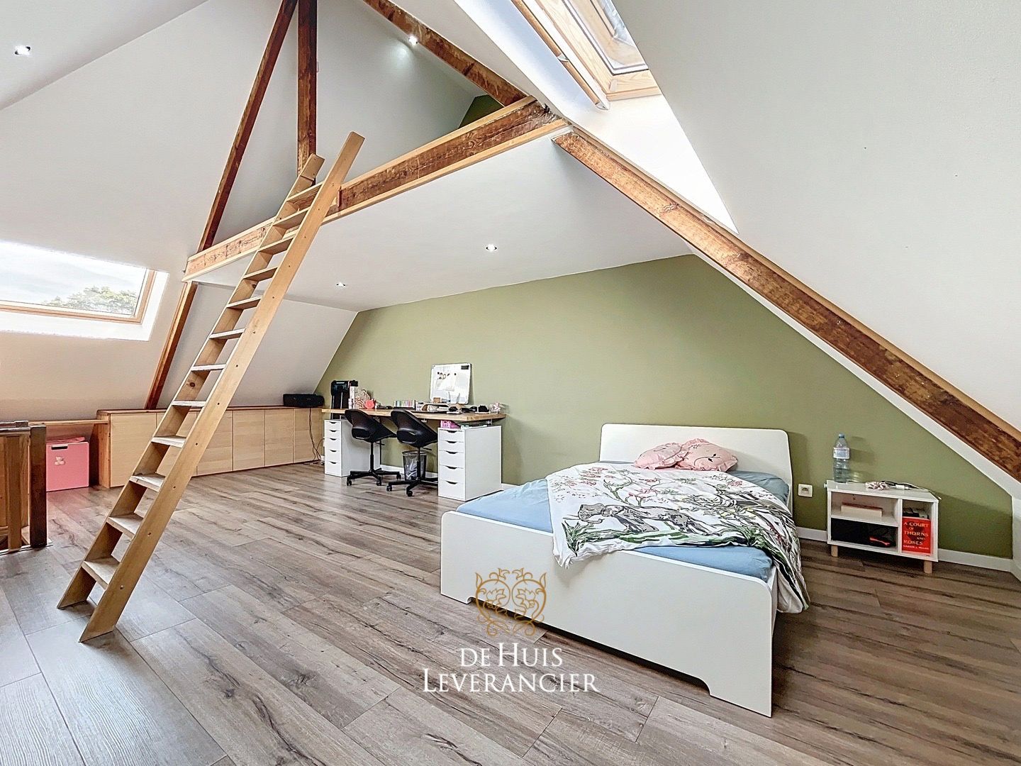 Prachtige, gerenoveerde woning met tuin en garage op toplocatie te koop in Mortsel! foto {{pictureIndex}}