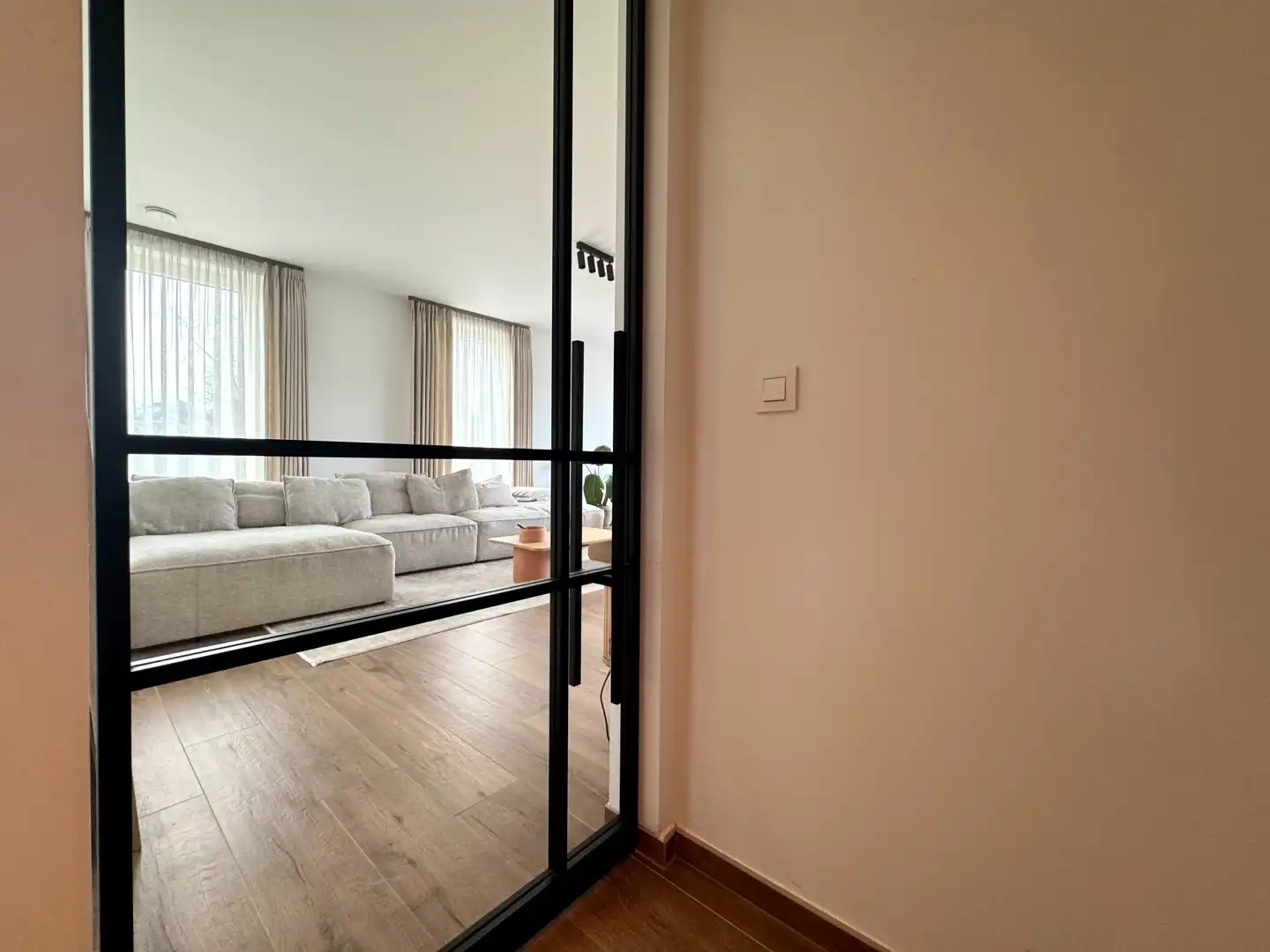 Luxe gelijkvloers appartement met 2 slaapkamers én tuin te huur foto 2