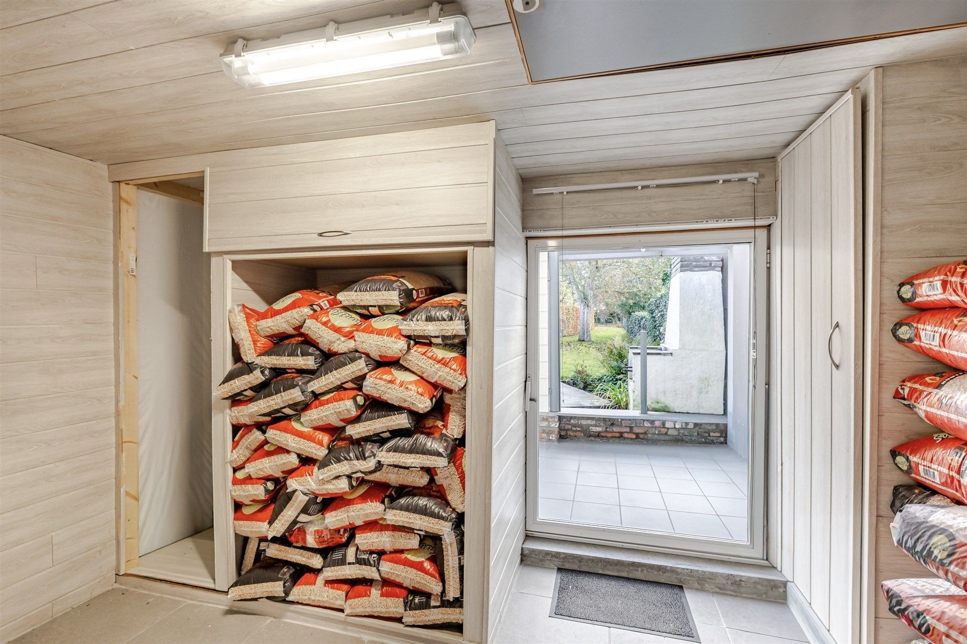 Gezellige rijwoning met uitzonderlijke grote tuin en externe garage in hartje Schellebelle foto 12