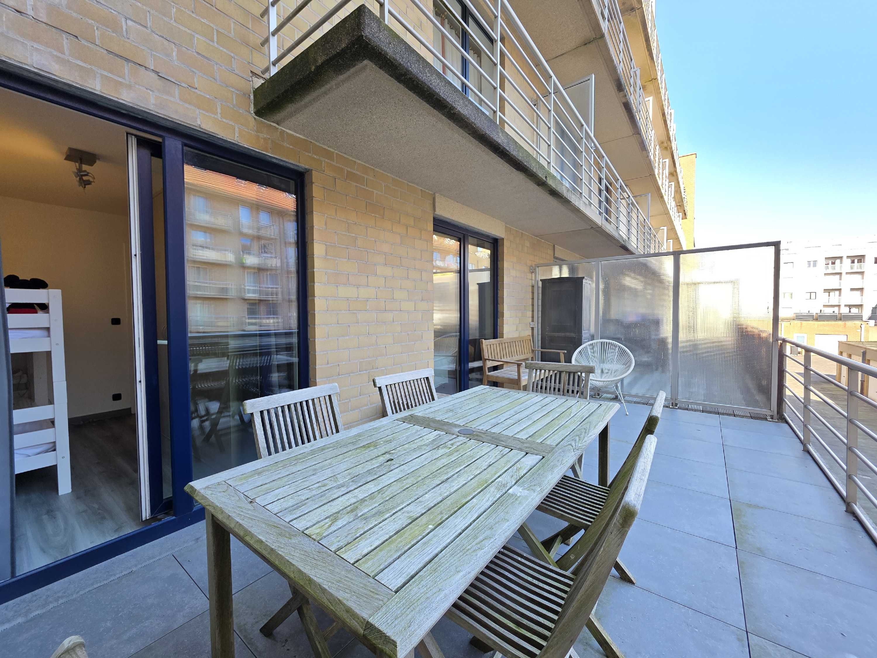 Instapklaar appartement type doorloper met 2 terrassen te Nieuwpoort-Bad. foto {{pictureIndex}}