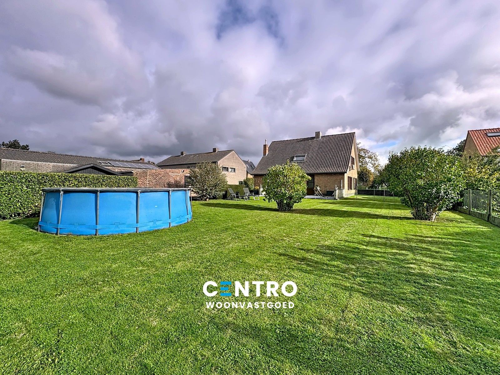 Hoofdfoto van de publicatie: INTERESSANTE villa te Meetkerke met 3 slpks, PRAKTIJKruimte én 2 garages op 1.975m2!