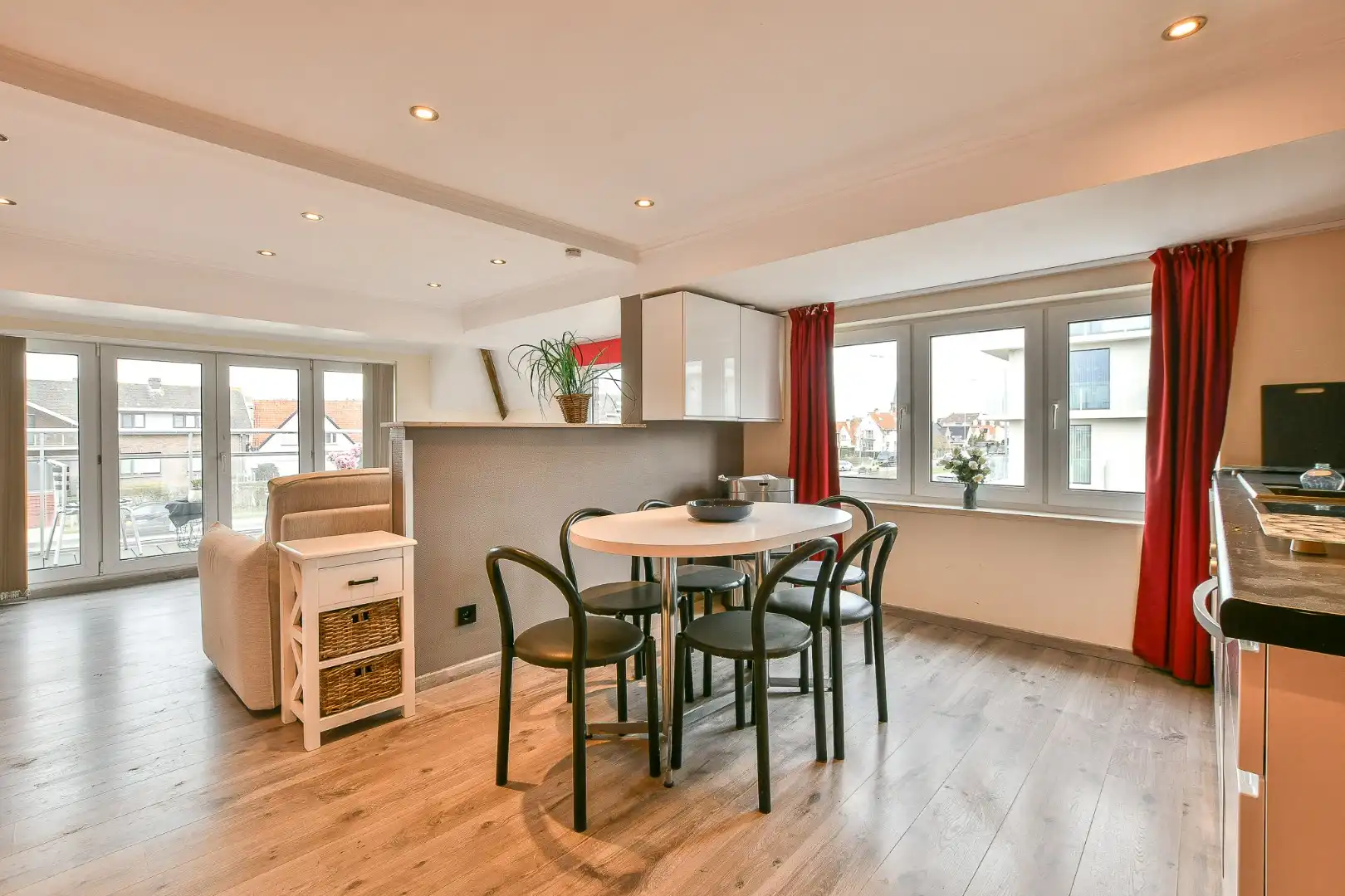 Ruime woning met veel mogelijkheden, carport en 2 parkeerplaatsen - vlakbij centrum & zee!  foto 20