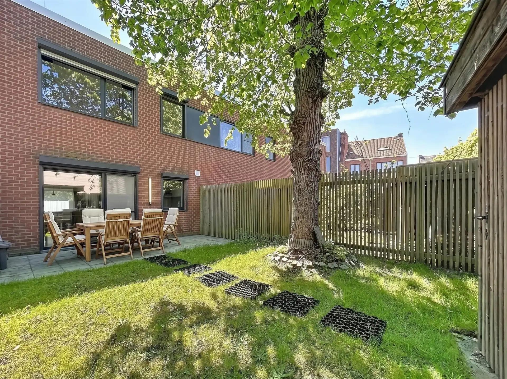 recente energiezuinige gezinswoning met 3 slaapkamers, gezellige tuin en carport . foto 6