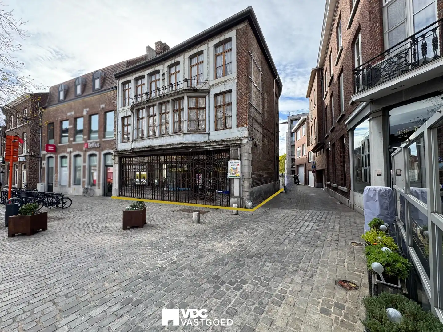 Twee panden ter hoogte van de Grote Markt van Tongeren foto {{pictureIndex}}