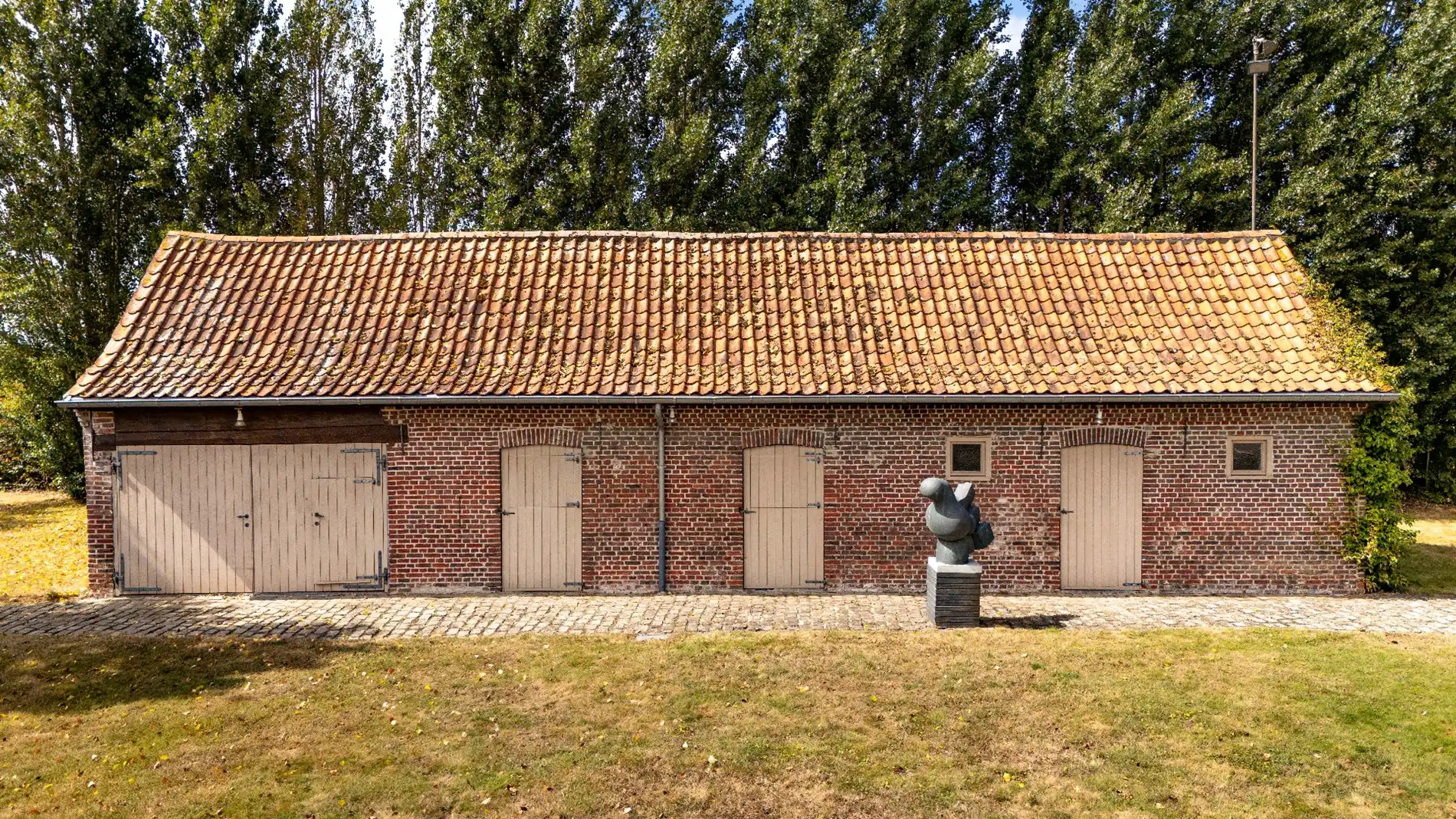EXCLUSIEF LANDHUIS MET BIJGEBOUWEN OP EEN DOMEIN VAN 5.990 M² foto 31