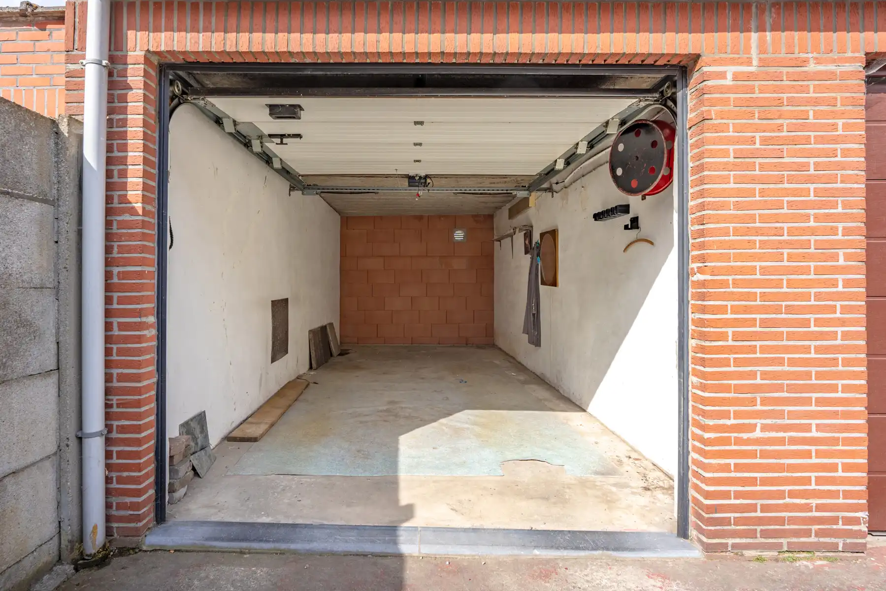 Te renoveren gelijkvloers appartement met 2 slaapkamers en garagebox! foto 12