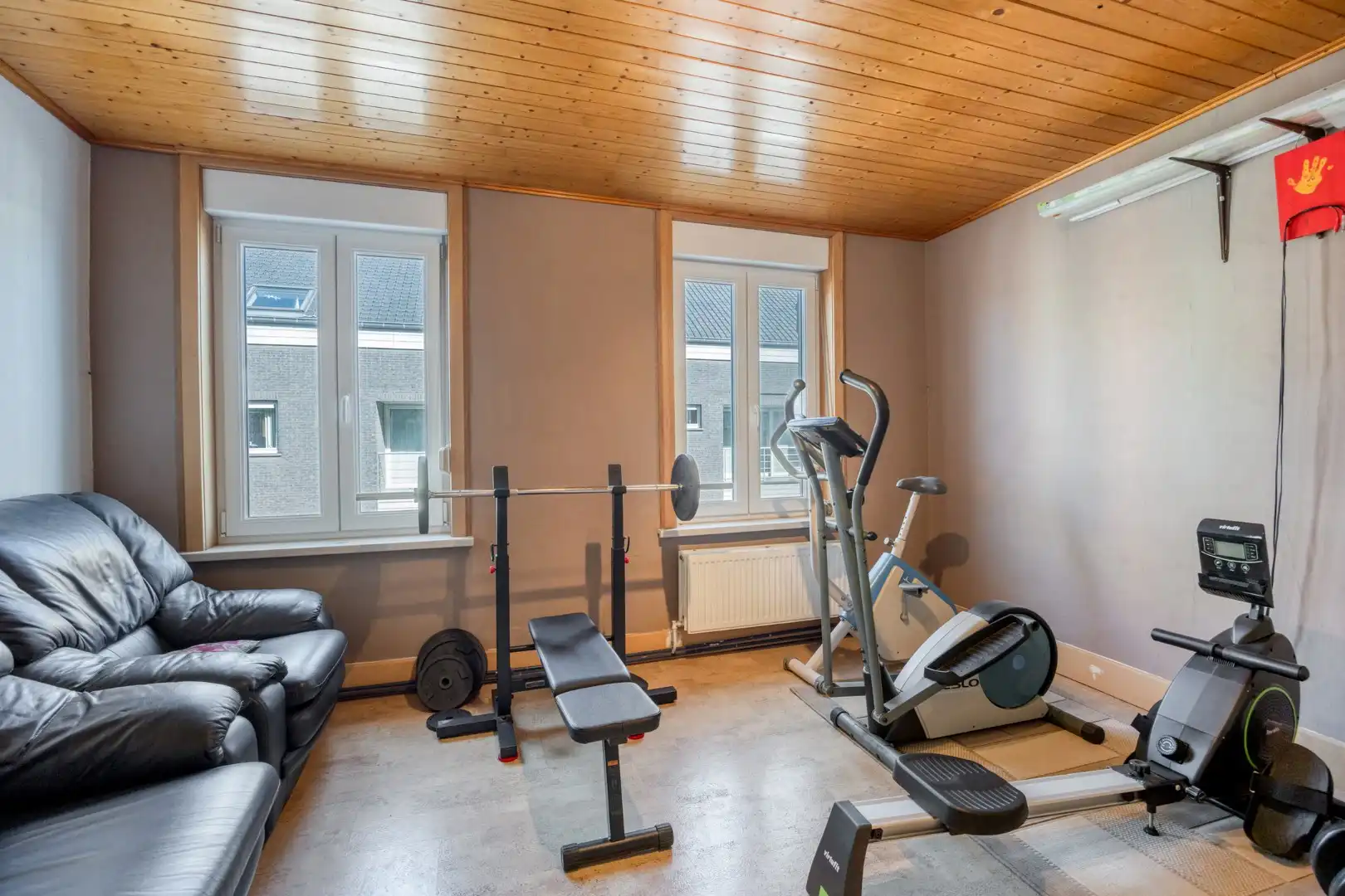 Goed gelegen handelspand met woonst! foto 13