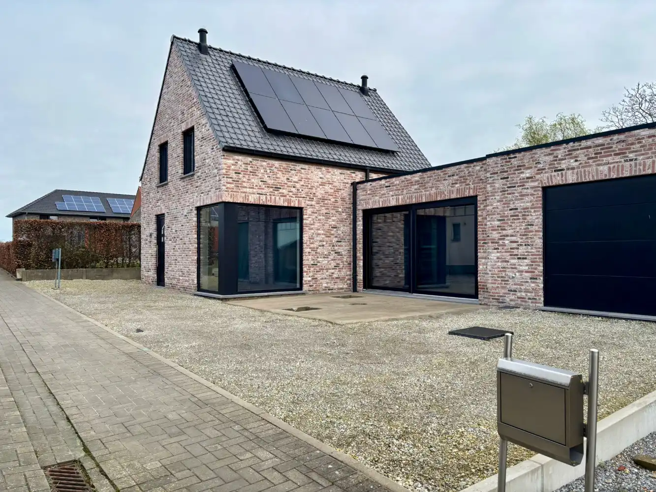 ENERGIEZUINIGE WONING op zeer rustige en landelijke locatie met 2 slaapkamers en inpandige garage foto 2