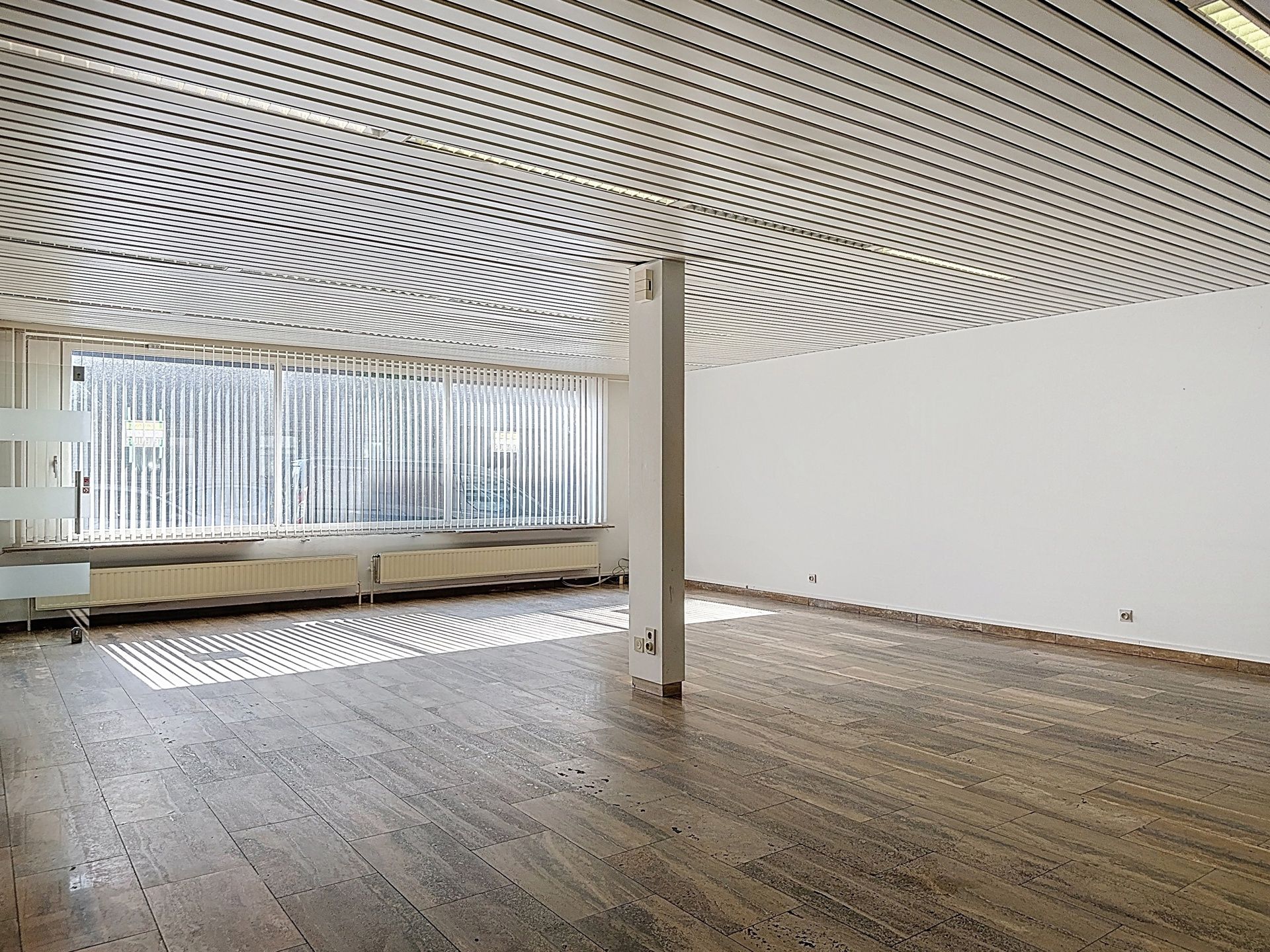 Ruim kantoor met parkeerplaatsen foto {{pictureIndex}}