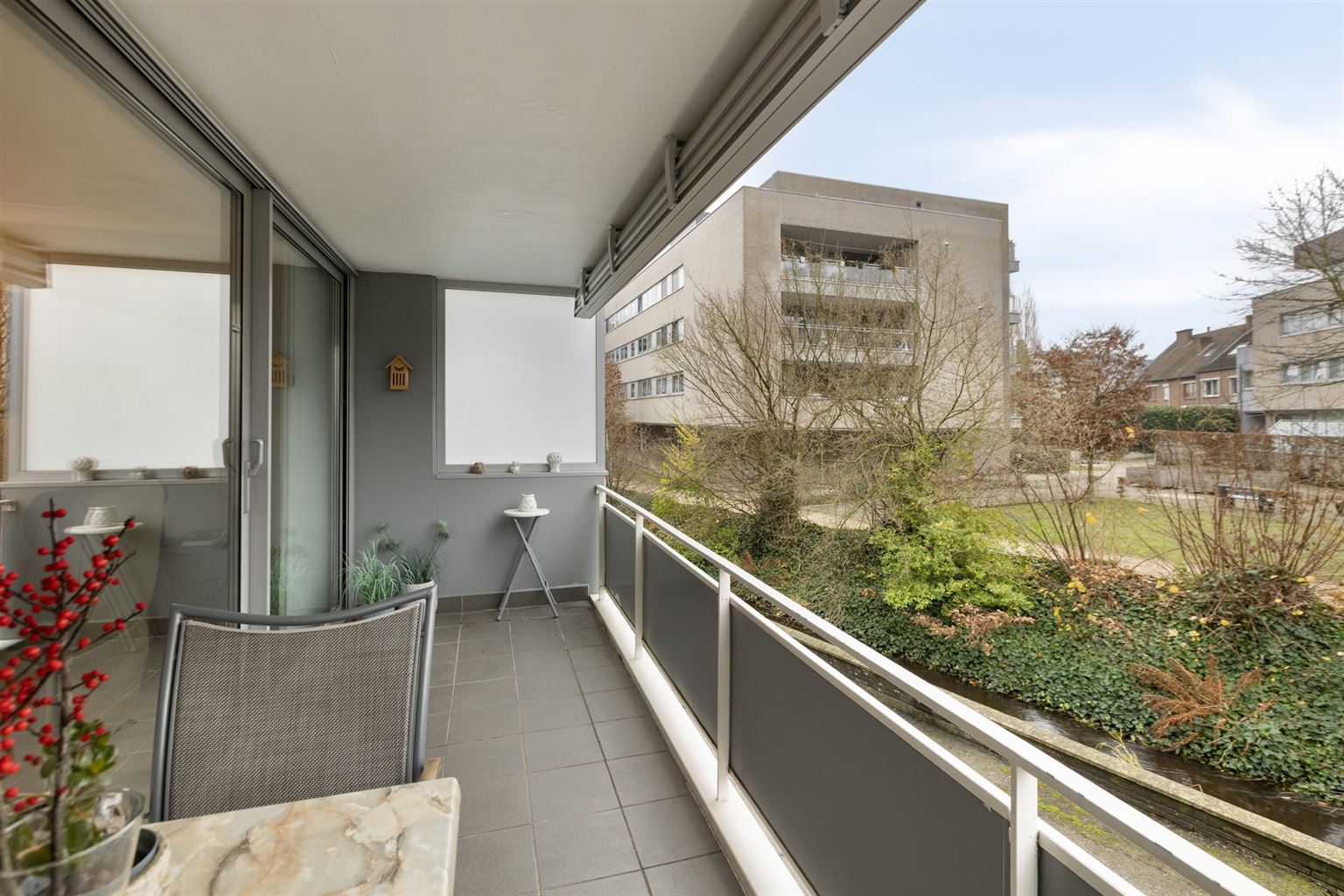 Ruim gelijkvloers 2-slaapkamer appartement met overdekt terras, ondergrondse autostaanplaats en aparte berging, gelegen vlakbij het centrum van Maaseik. foto 5