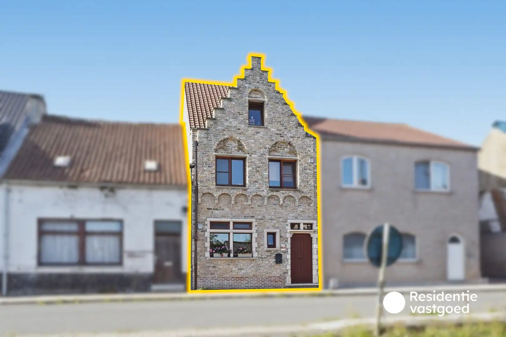 Ruime gezinswoning met 4 slaapkamers, dubbele garage en zonnige tuin in Ettelgem foto {{pictureIndex}}