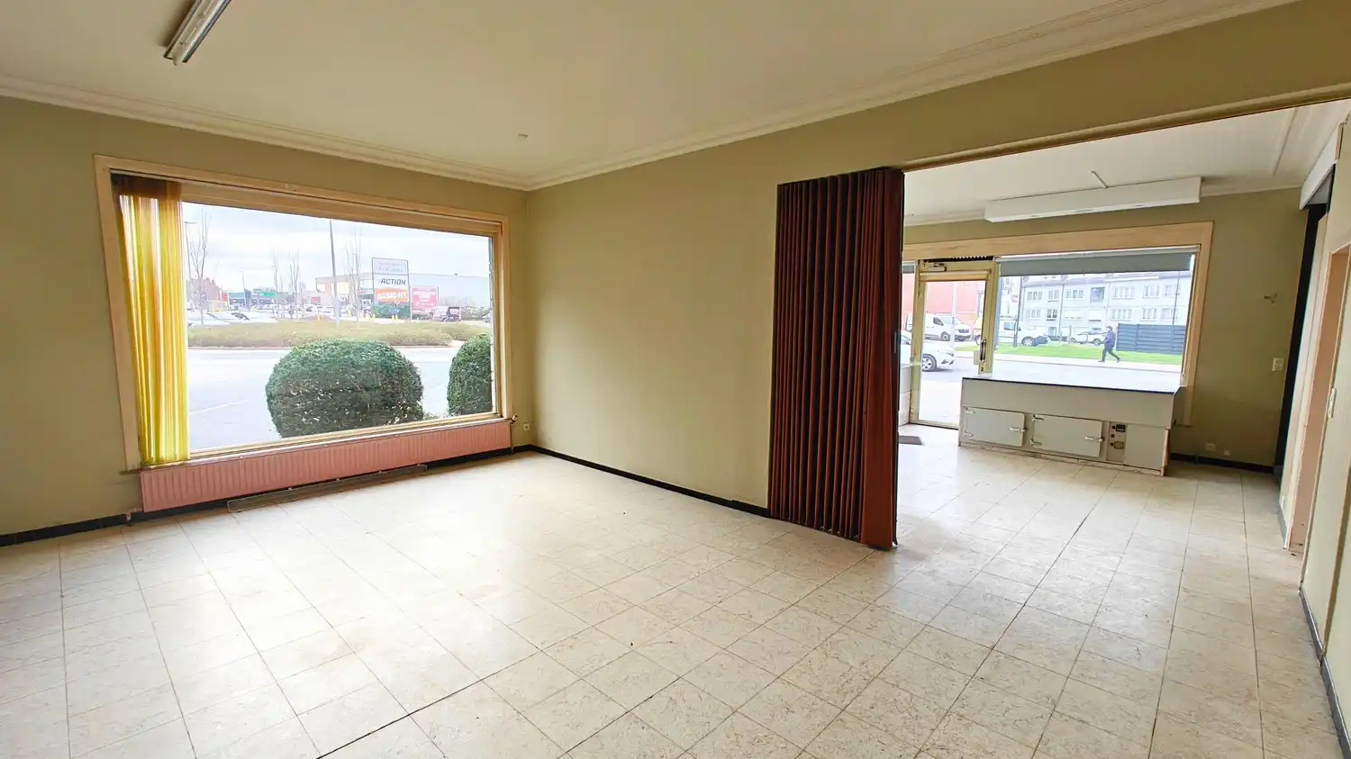 Handelspand op topliging met optimale zichtbaarheid langsheen Bergensesteenweg met veel parking en twee woongelegenheden! foto 5