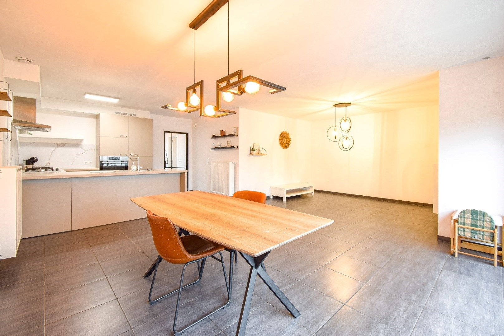 Instapklare woning met 3 slaapkamers en inpandige garage op centrale ligging te Zevekote foto 4