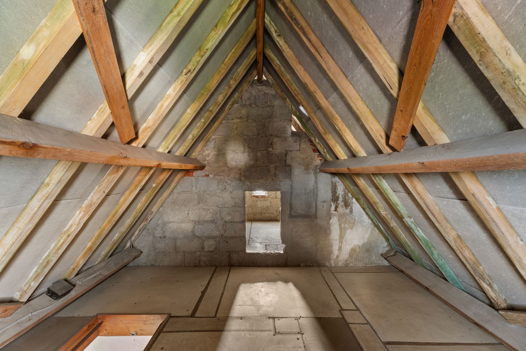 Alleenstaande gezinswoning met tuin en potentieel in Torhout foto 17