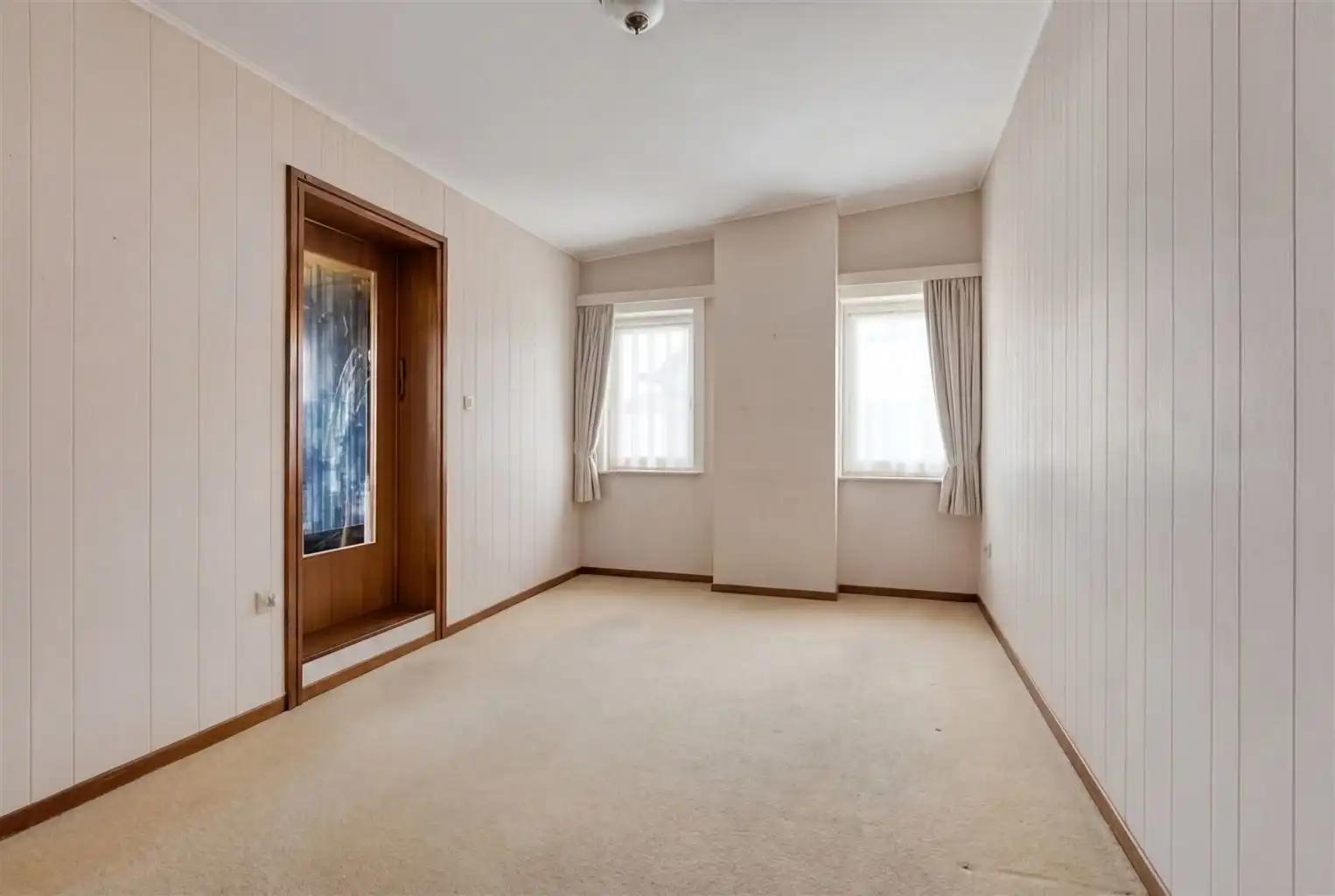 Ruime halfopen stadswoning met 3 slaapkamers, gezellige binnenkoer en achterliggende loods in het centrum van Maaseik. foto 17