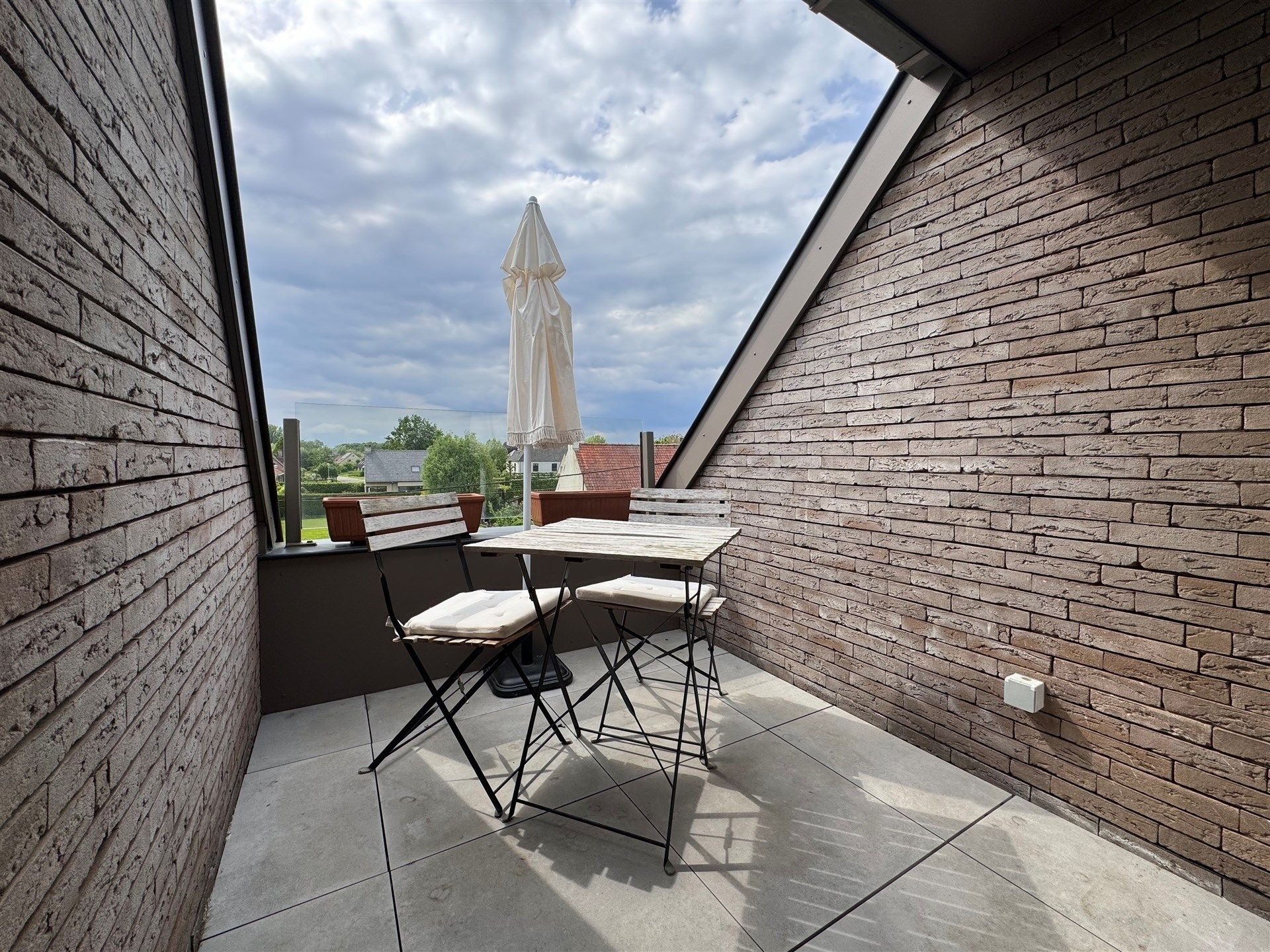Schitterend 2 slaapkamer appartement met staanplaats en carport. foto 9