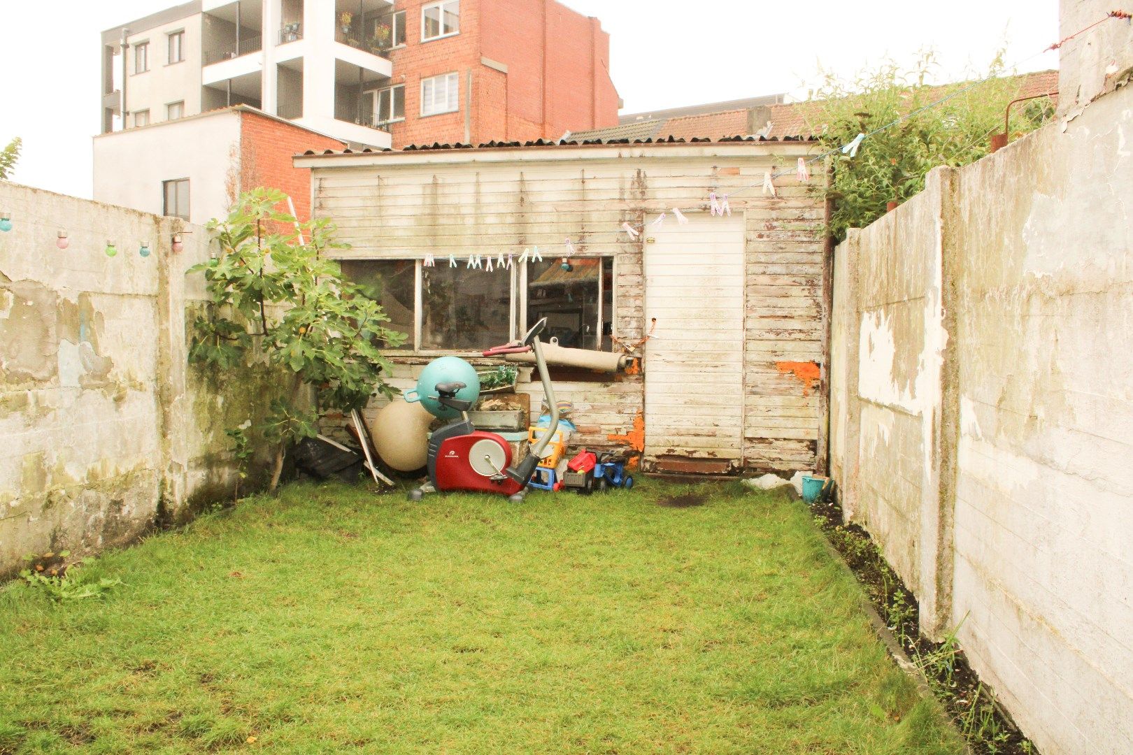 Centraal gelegen woning met drie slaapkamers, tuin én inpandige garage te koop in Sint-Niklaas! foto 17