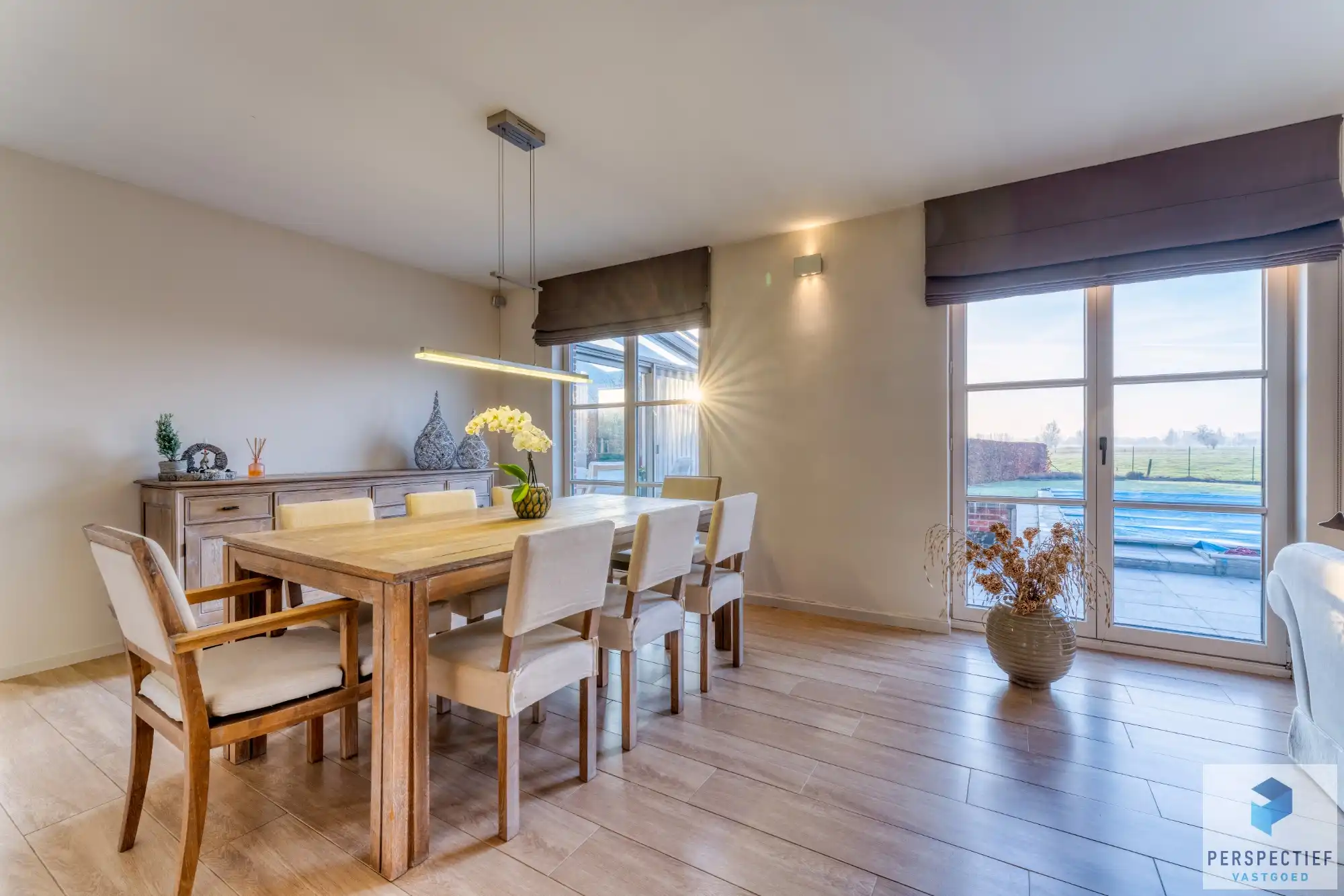 Landelijk gelegen villa met handelsruimte en buitenzwembad op 1370 m² foto 5