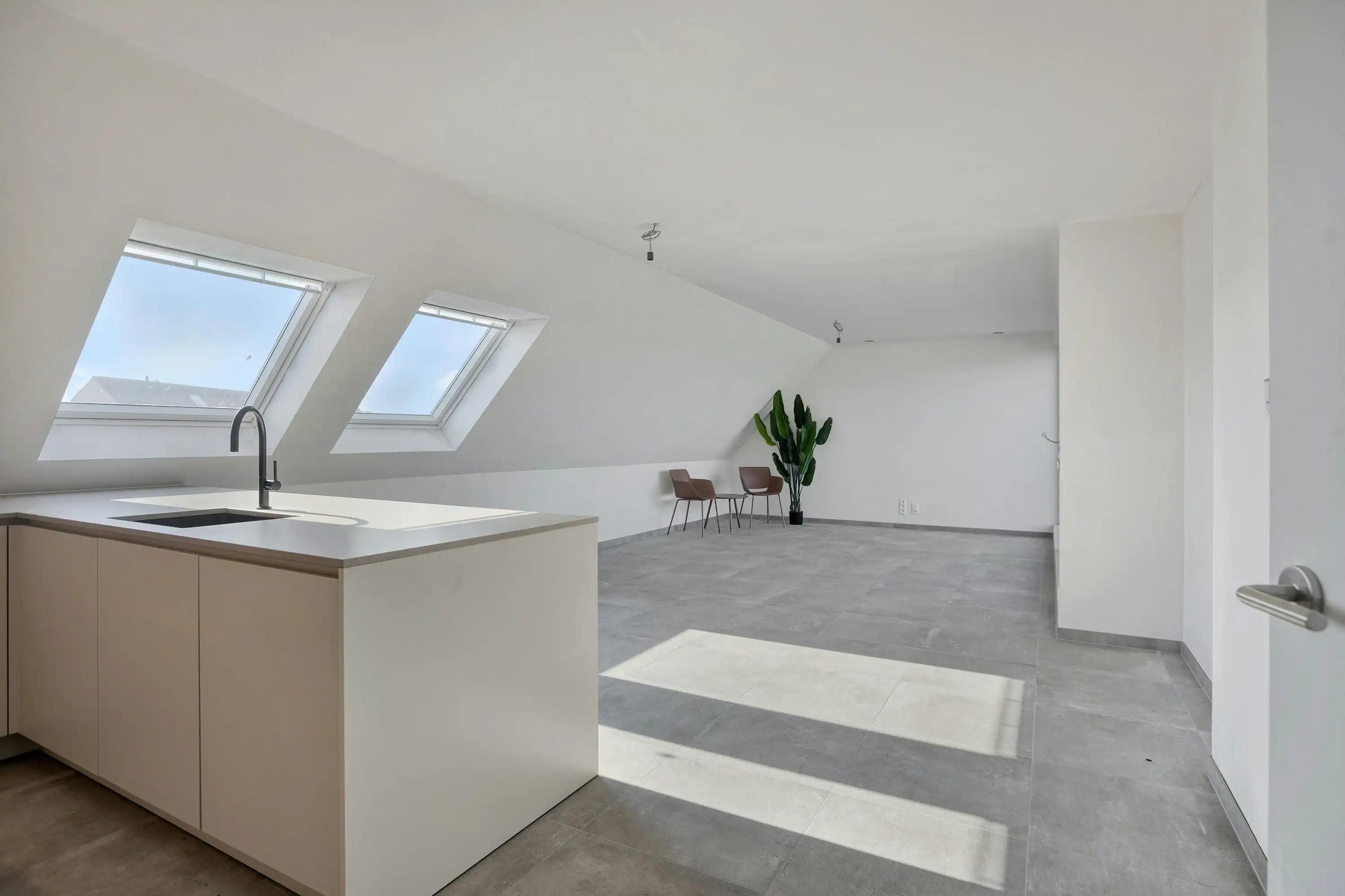 Ruim appartement te koop in Ieper met twee kamers en terras foto 12