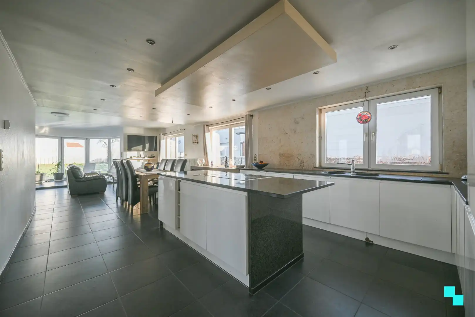 Vrijstaande woning op een afgelegen weg in Desselgem! foto 3