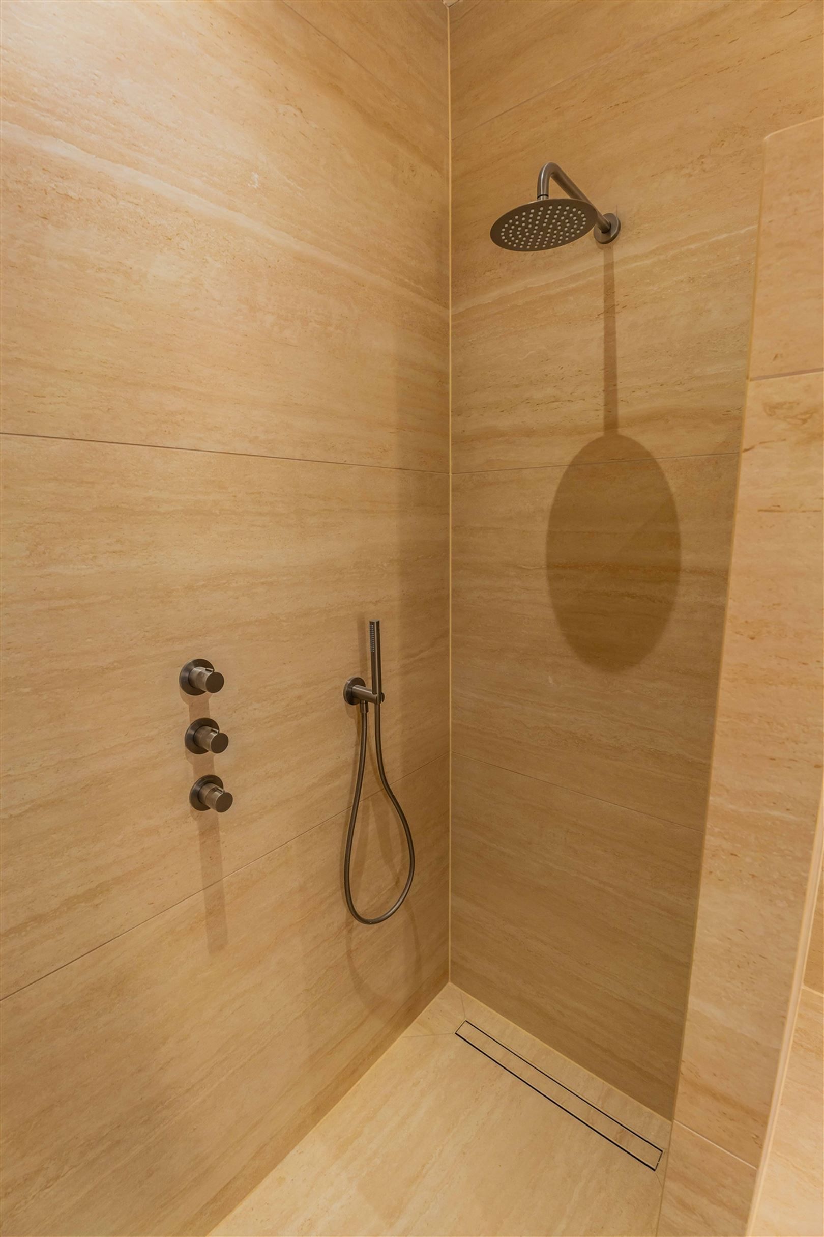 Grandeur in topnotch renovatieproject foto 8