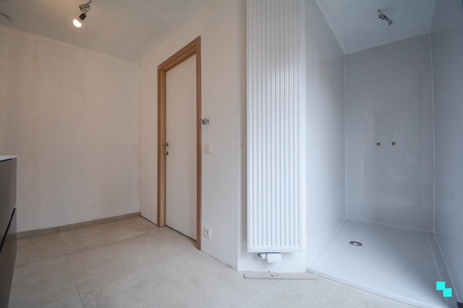 Totaal gerenoveerde woning met garage te centrum Roeselare foto 24