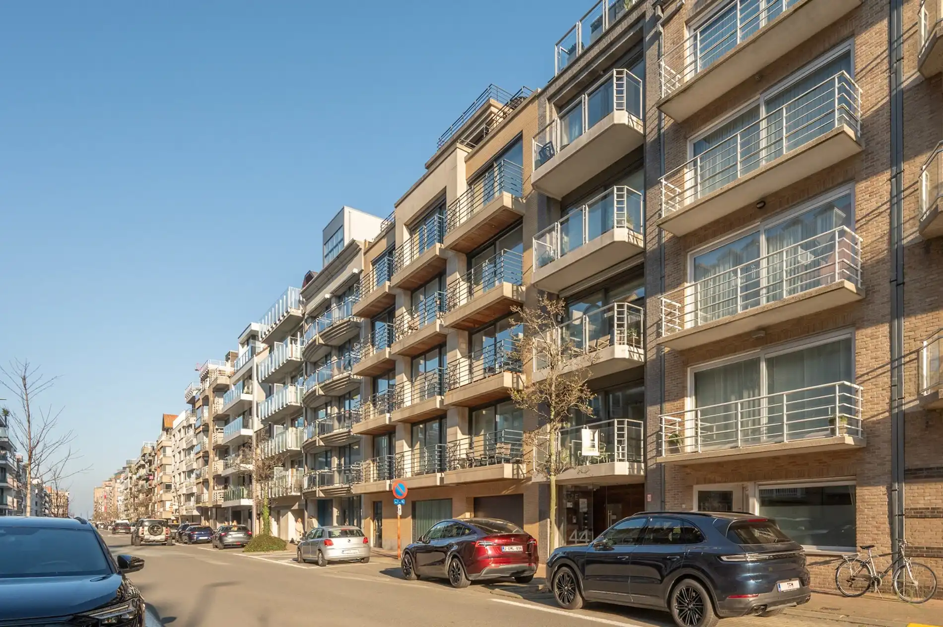 Duplexappartement met zuid-west oriëntatie gelegen vlakbij de Lippenslaan en de Zeedijk. Inpandige garagebox te koop foto {{pictureIndex}}