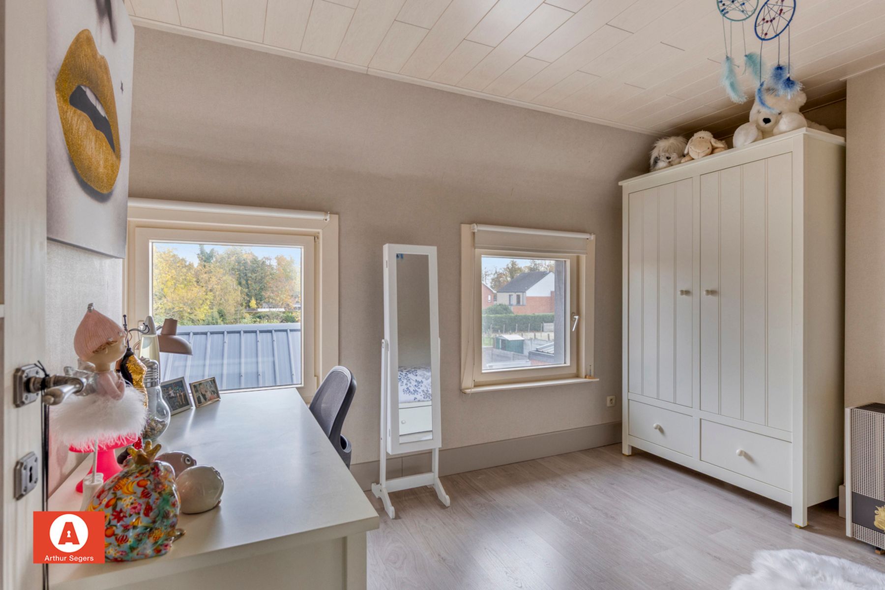 Verzorgde half-open bebouwing met oprit. foto 18